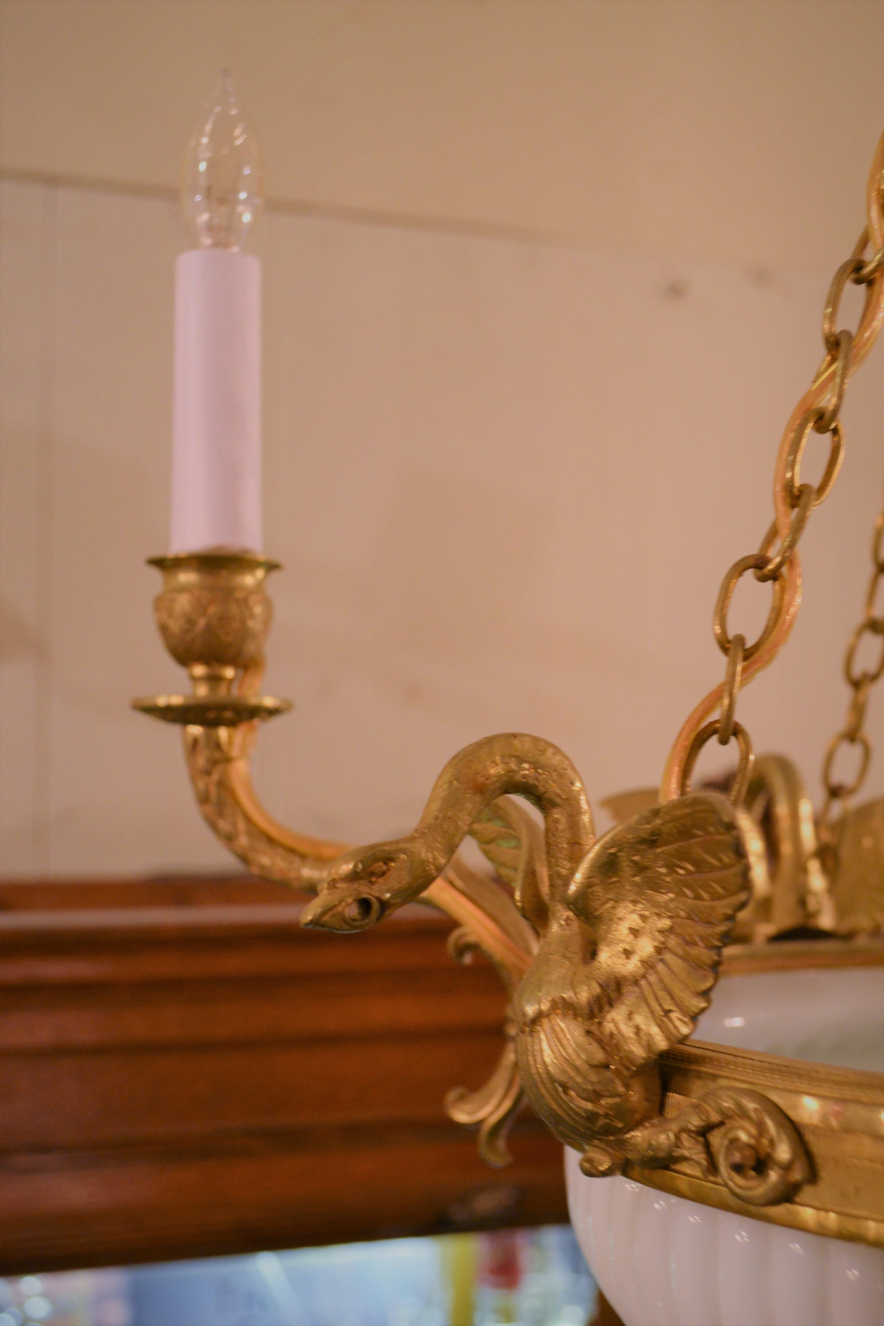 Les cygnes en bronze doré confèrent une grâce particulière à ce luminaire de style Empire en verre au lait. Il est de taille moyenne et pourrait convenir à de nombreux environnements. 