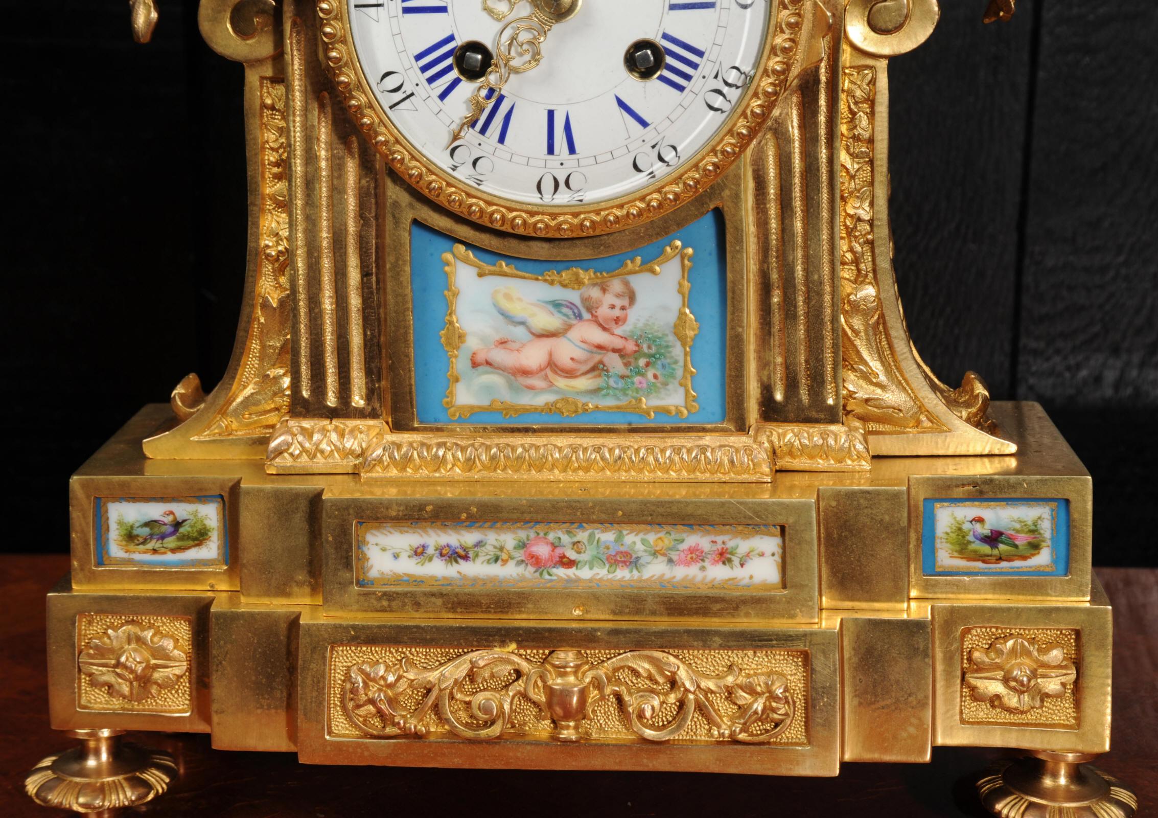 Horloge française ancienne en bronze doré et porcelaine de Sèvres en vente 2