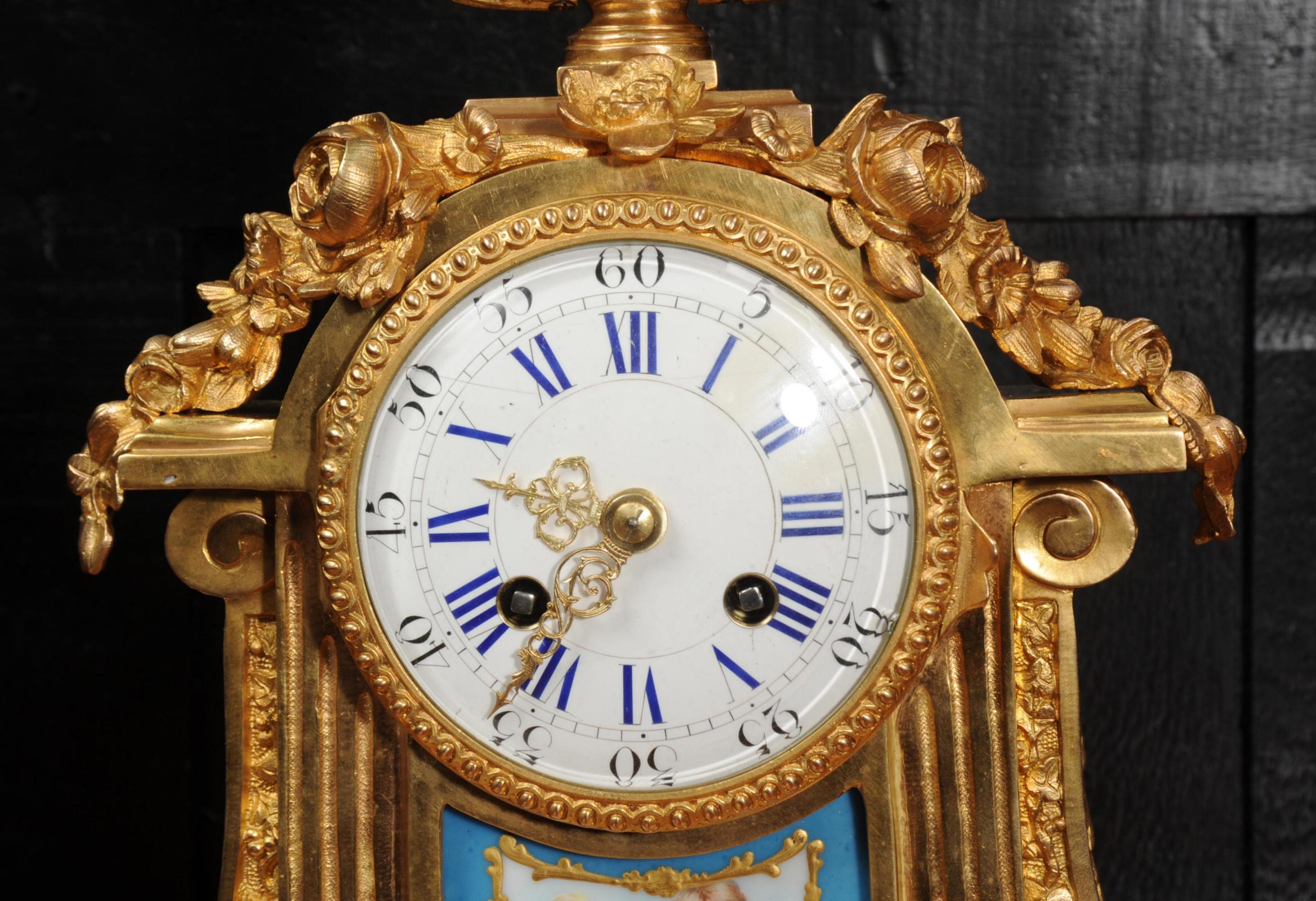 Horloge française ancienne en bronze doré et porcelaine de Sèvres en vente 4