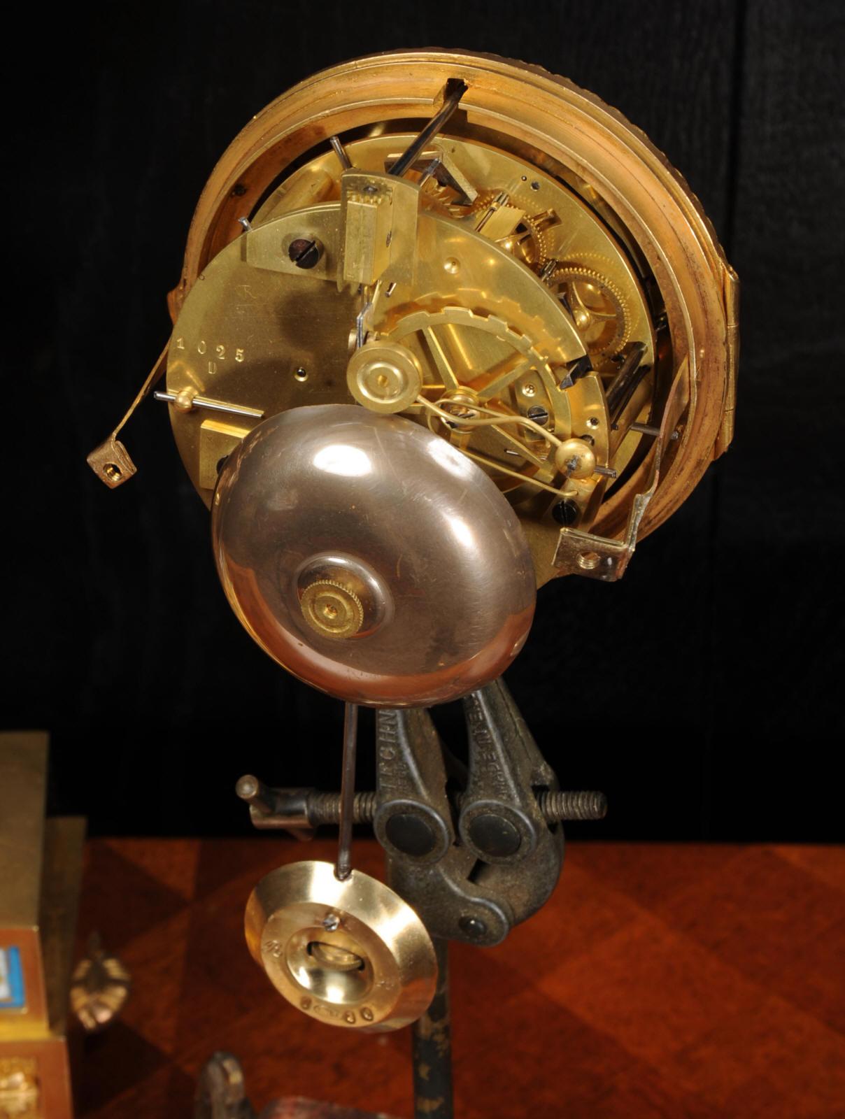Antike französische Uhr aus Goldbronze und Sevres-Porzellan im Angebot 8