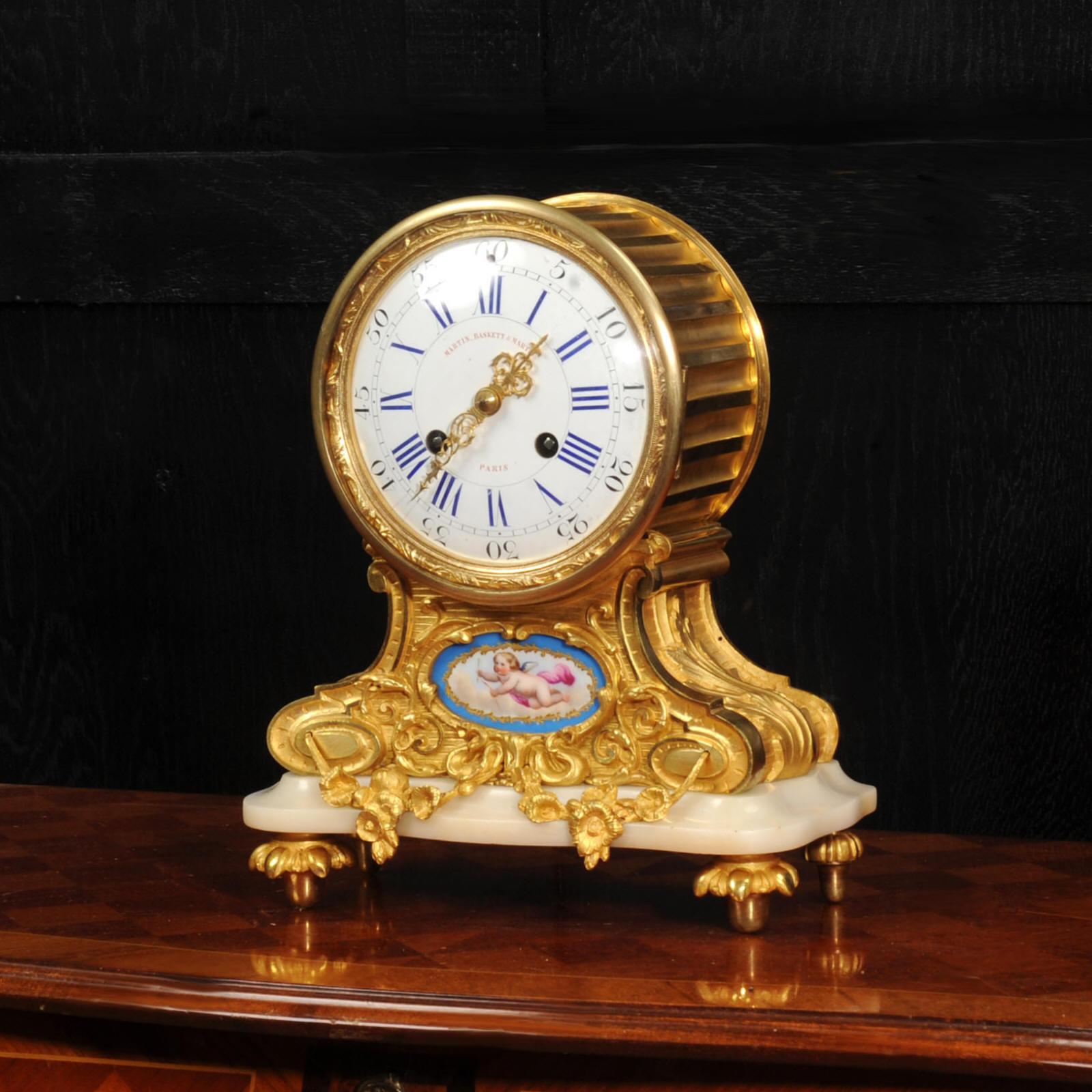 Pendule ancienne en bronze doré et porcelaine de Sèvres

~ Français - Circa 1850 ~

~~ Excellent état, entièrement révisé ~~

Une belle et ancienne pendule en bronze doré de style Louis XV, magnifiquement réalisée en bronze doré au feu de mercure.