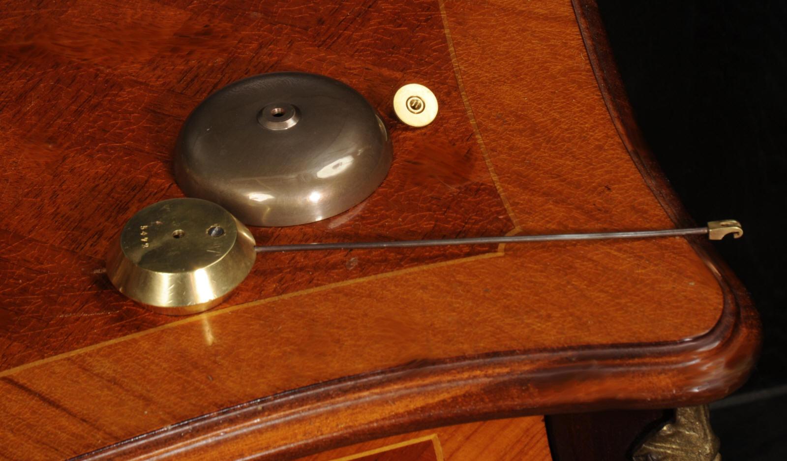 Pendule ancienne en bronze doré et porcelaine de Sèvres en vente 13
