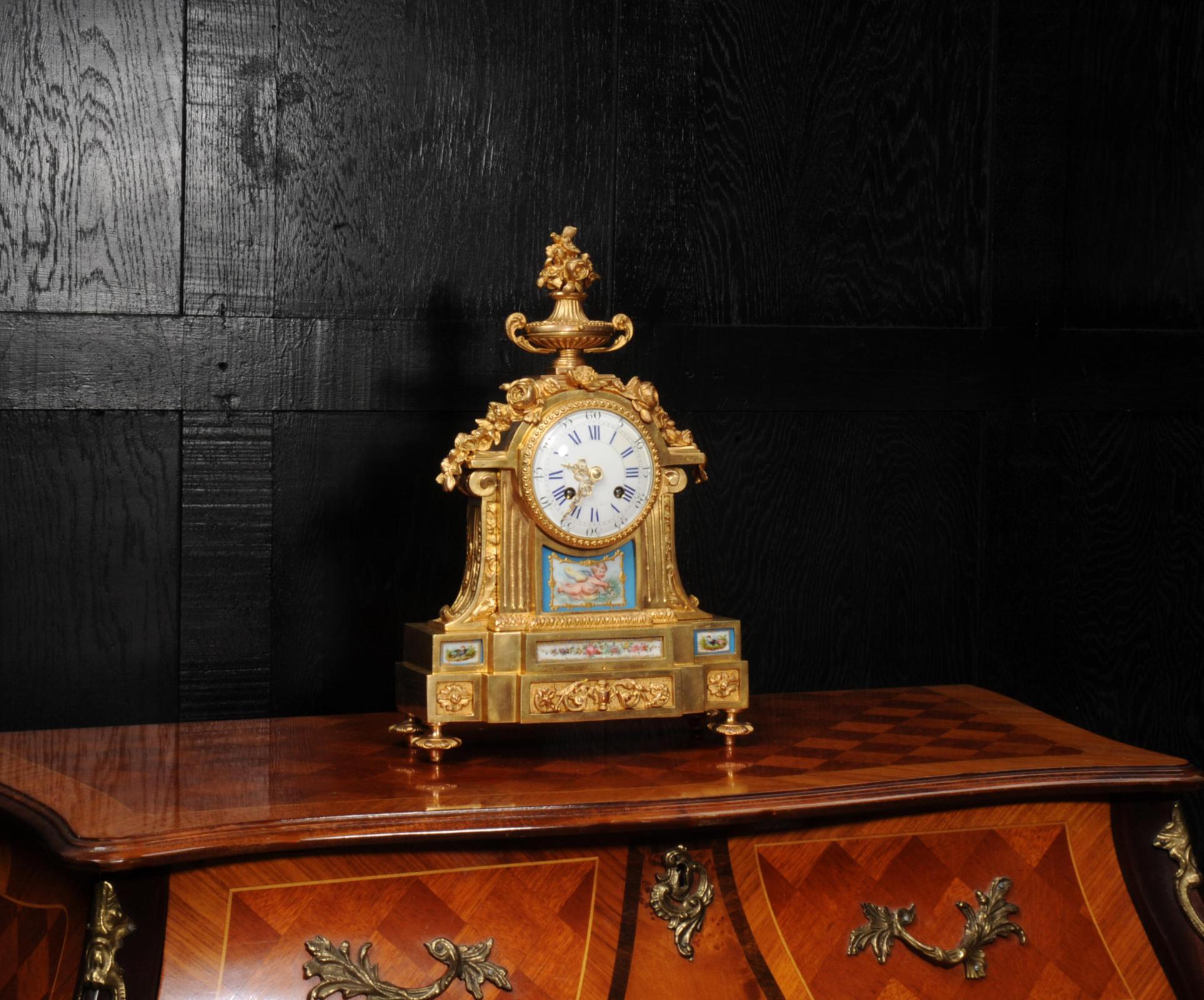 Louis XVI Horloge française ancienne en bronze doré et porcelaine de Sèvres en vente