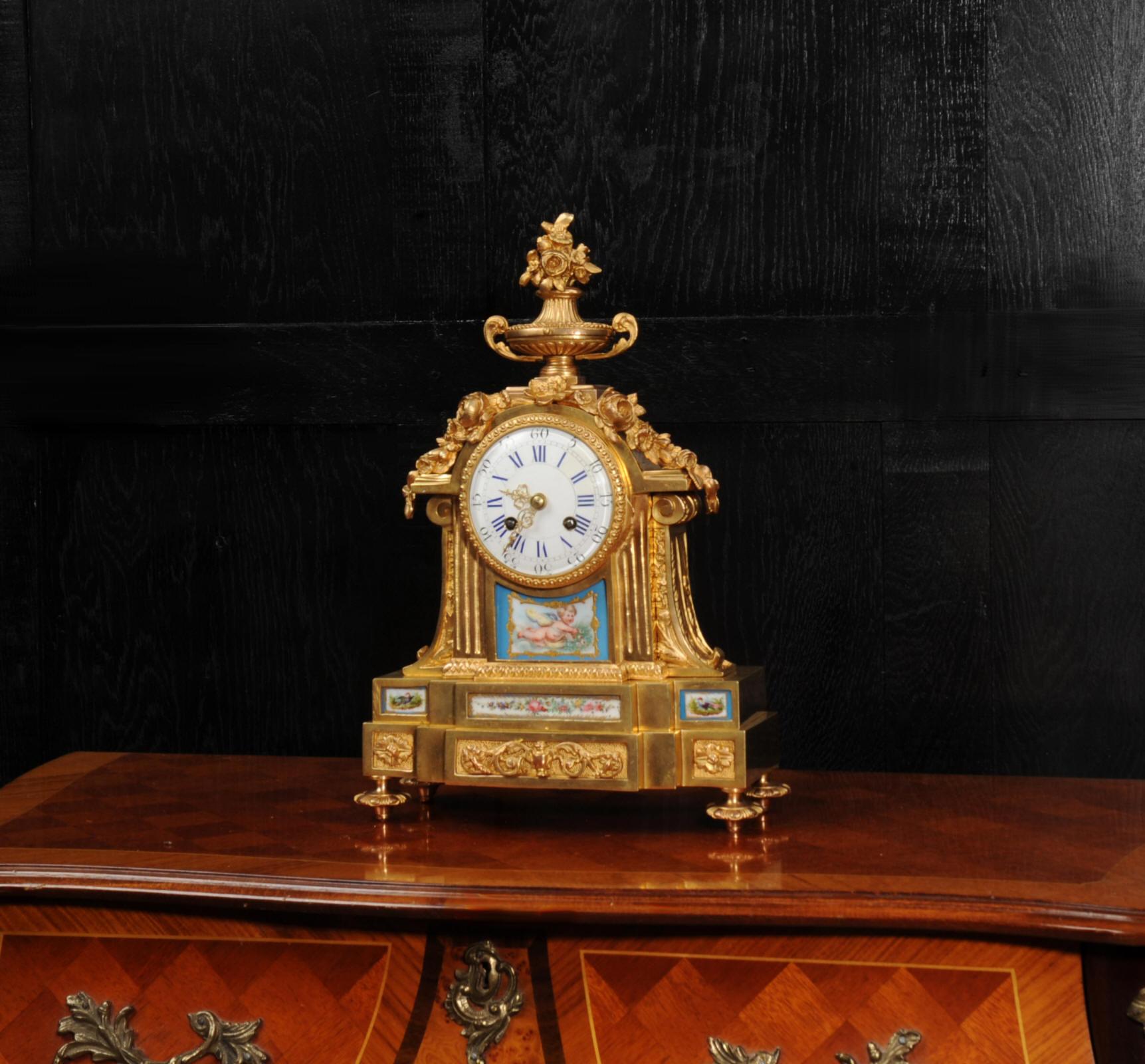 Français Horloge française ancienne en bronze doré et porcelaine de Sèvres en vente