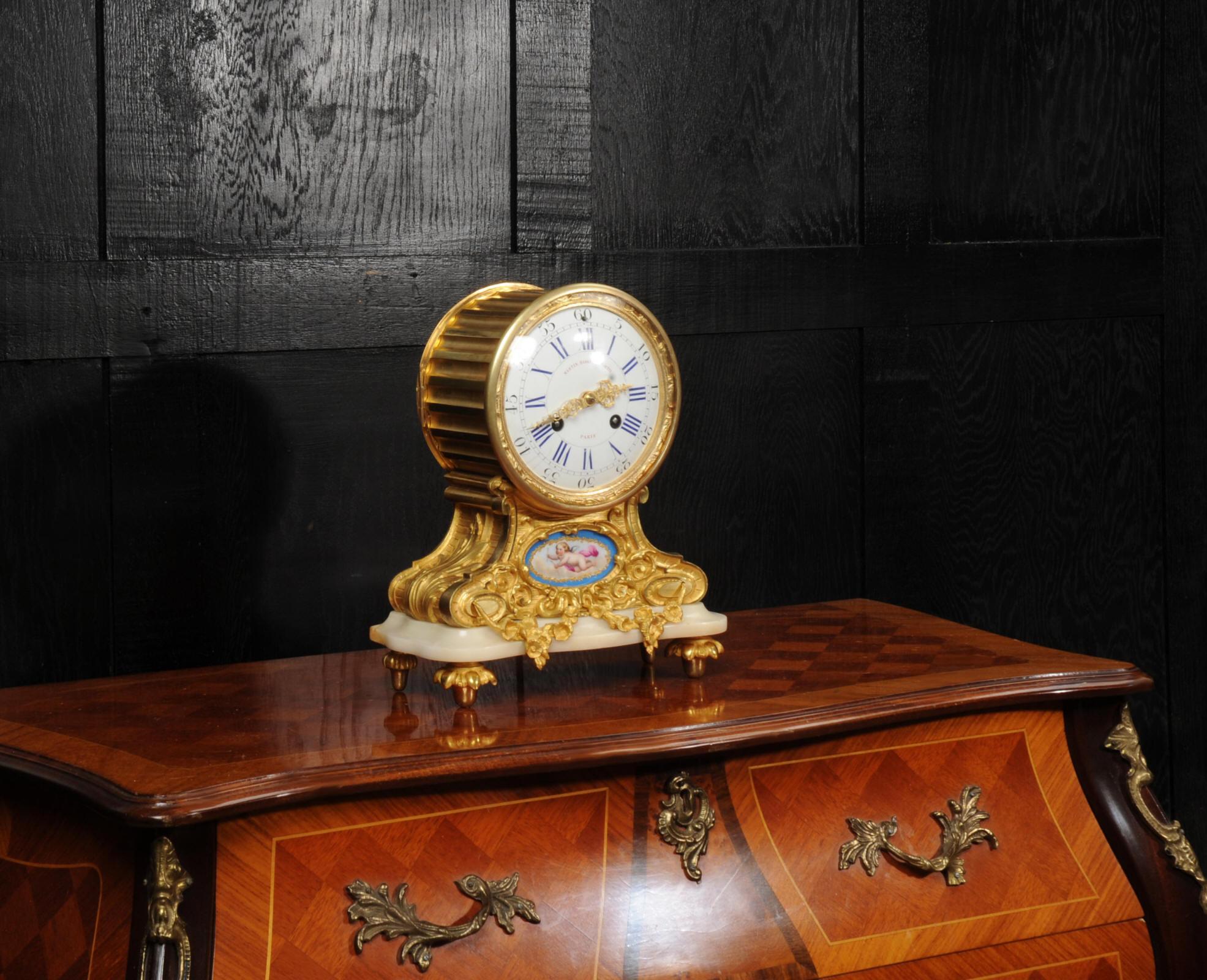 XIXe siècle Pendule ancienne en bronze doré et porcelaine de Sèvres en vente