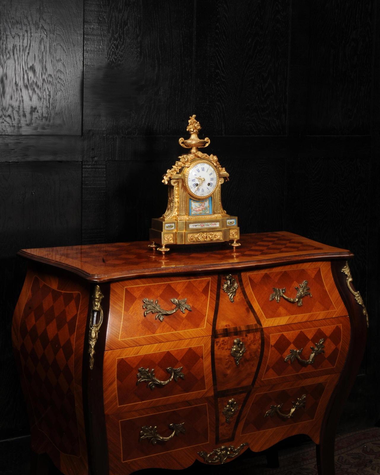 XIXe siècle Horloge française ancienne en bronze doré et porcelaine de Sèvres en vente