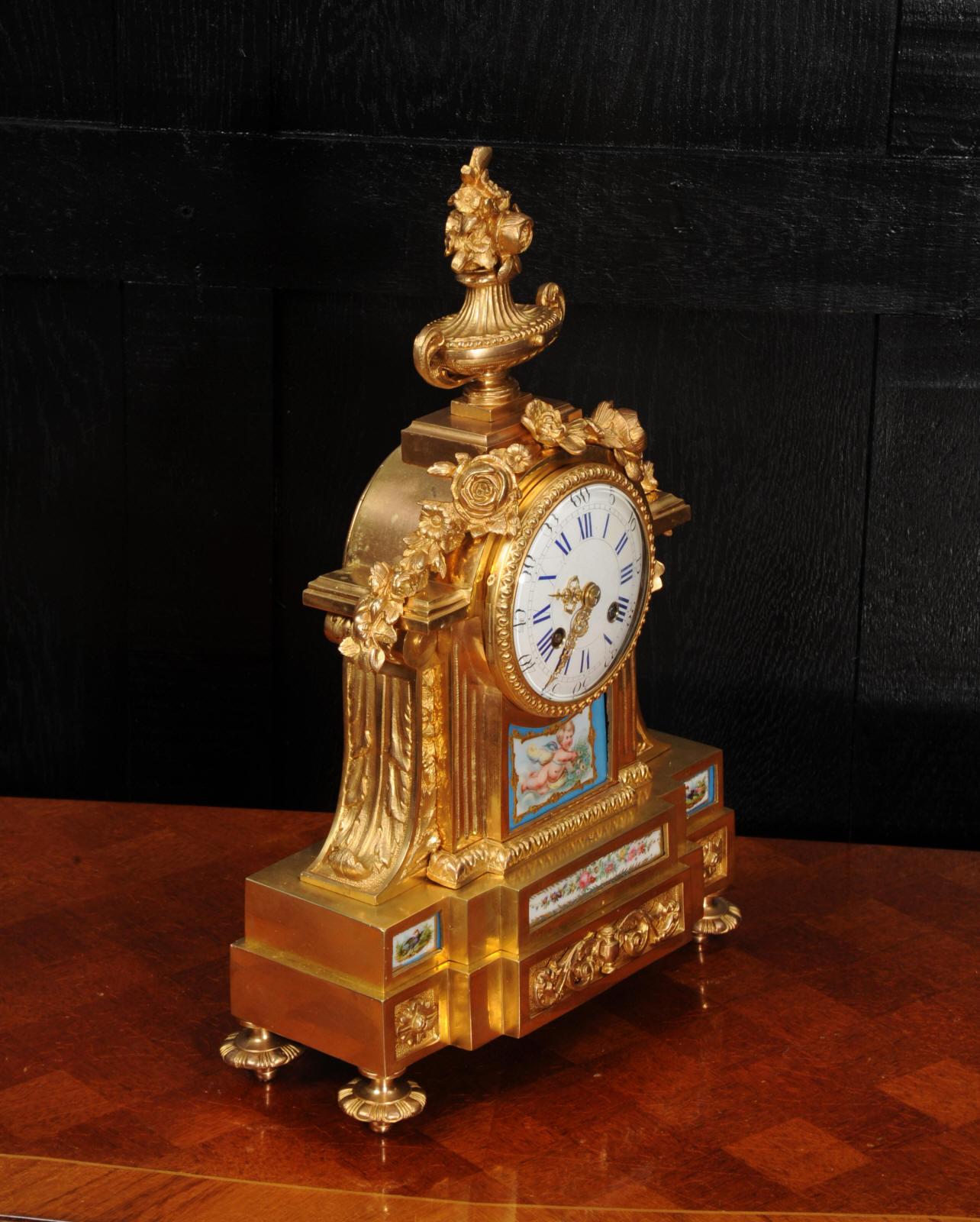 Porcelaine Horloge française ancienne en bronze doré et porcelaine de Sèvres en vente