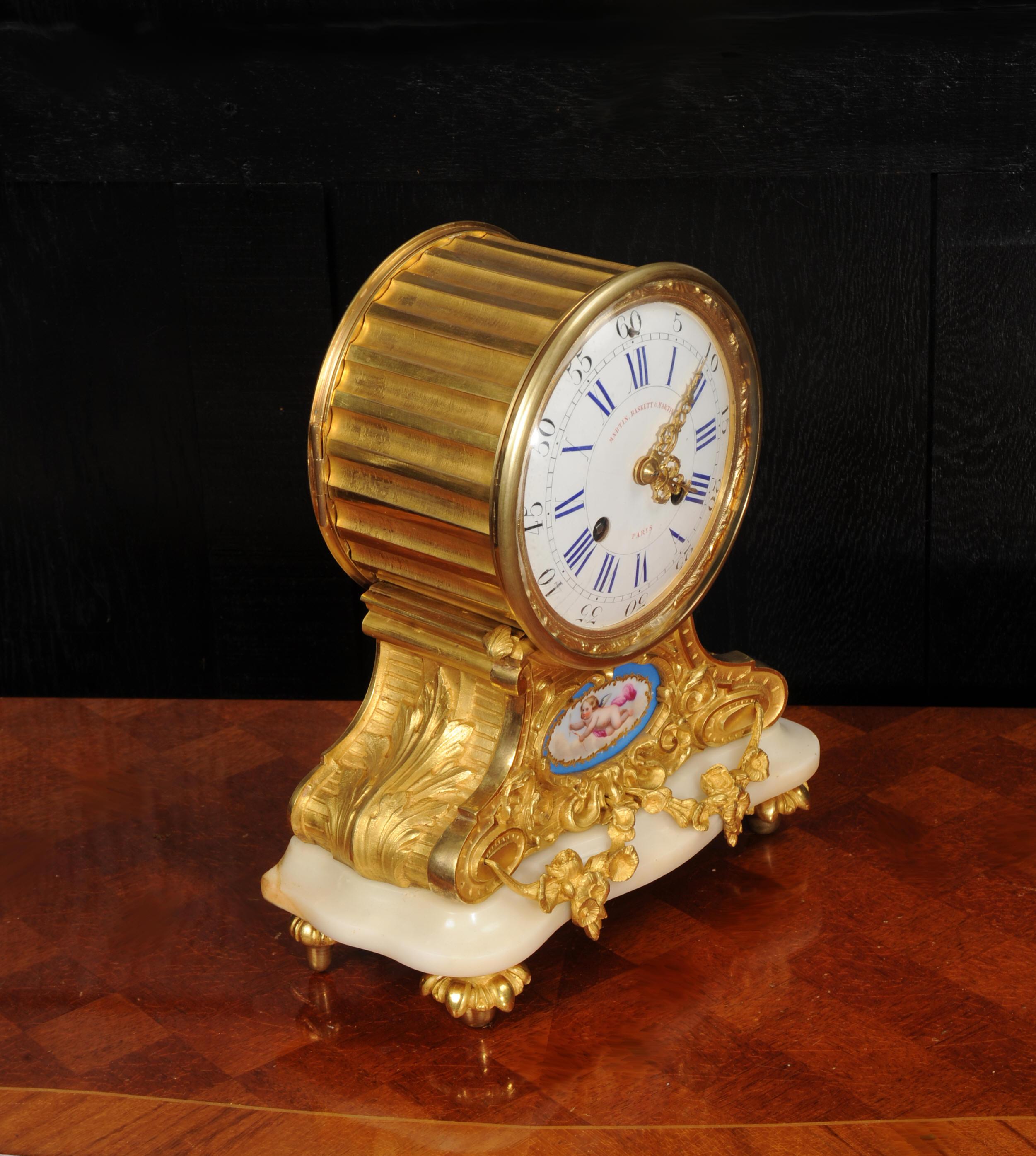 Pendule ancienne en bronze doré et porcelaine de Sèvres en vente 1