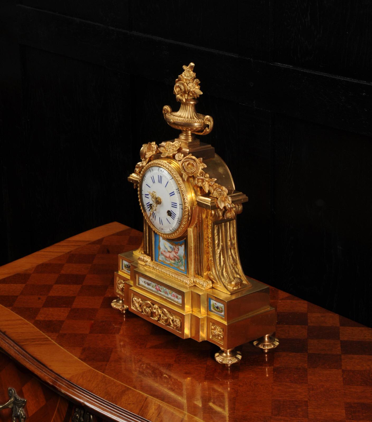 Antike französische Uhr aus Goldbronze und Sevres-Porzellan (19. Jahrhundert) im Angebot