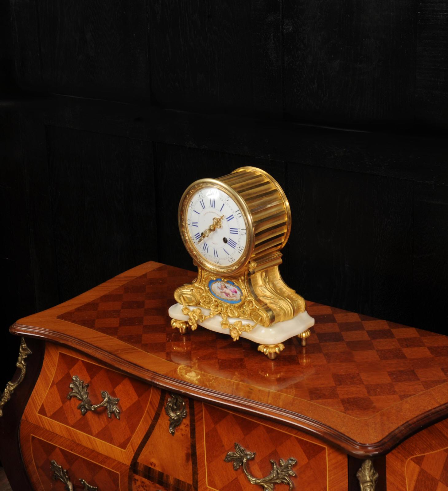 Pendule ancienne en bronze doré et porcelaine de Sèvres en vente 2