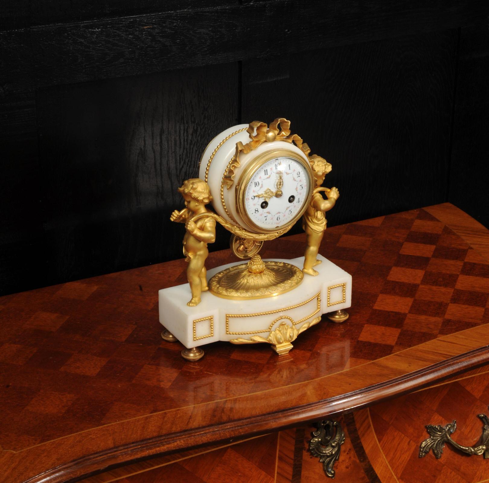 Horloge française ancienne en bronze doré et marbre blanc - chérubins  en vente 3