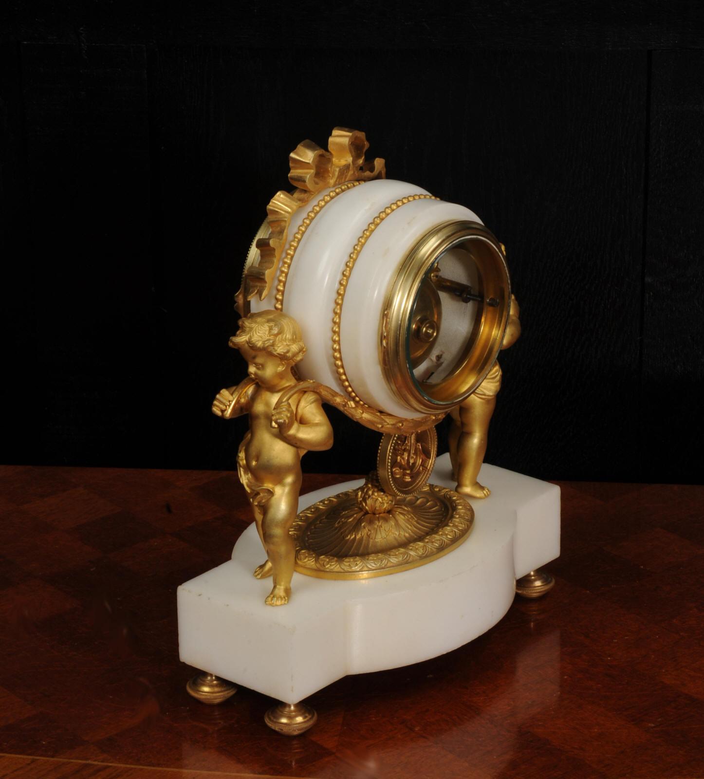 Horloge française ancienne en bronze doré et marbre blanc - chérubins  en vente 5