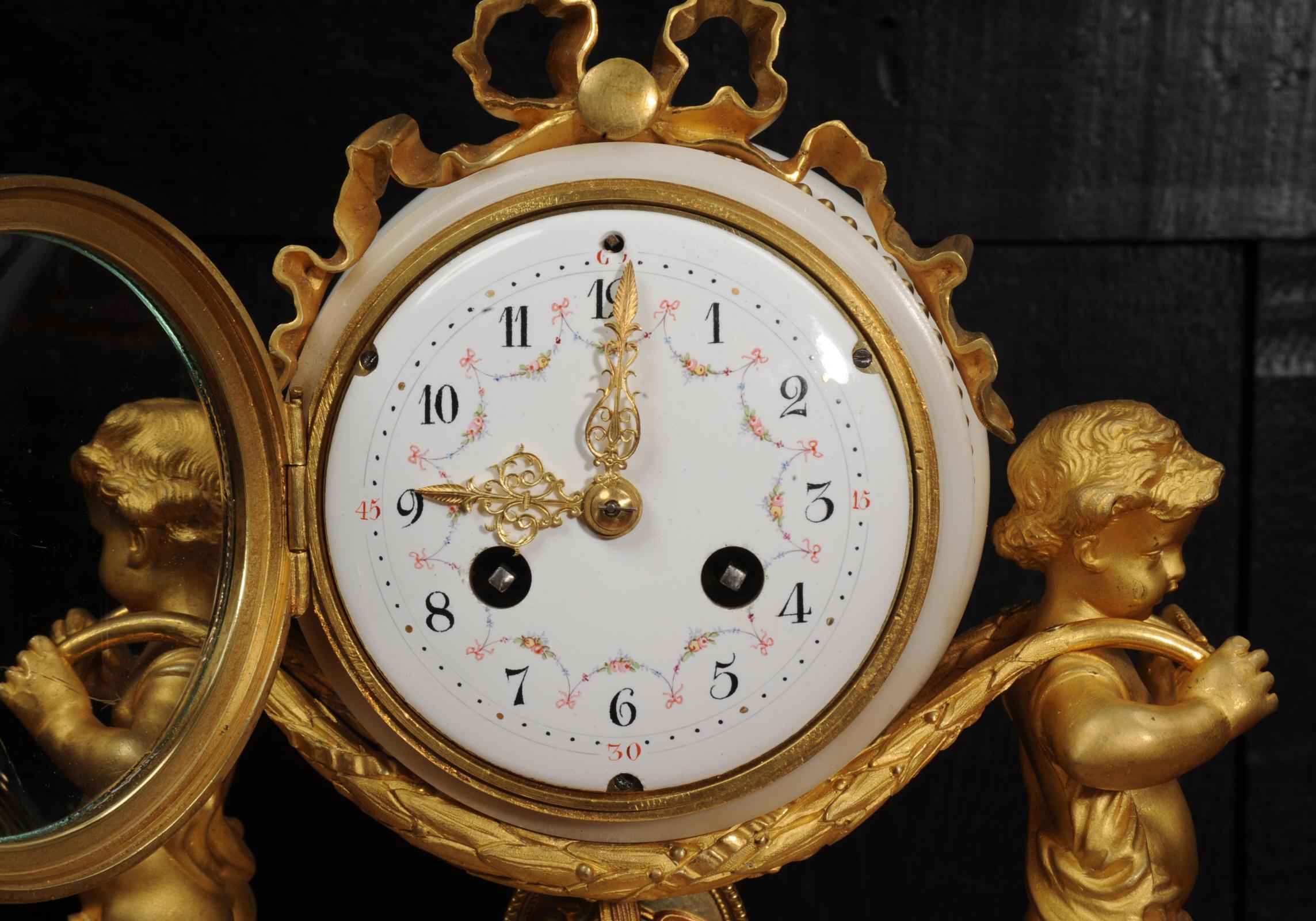 Horloge française ancienne en bronze doré et marbre blanc - chérubins  en vente 6