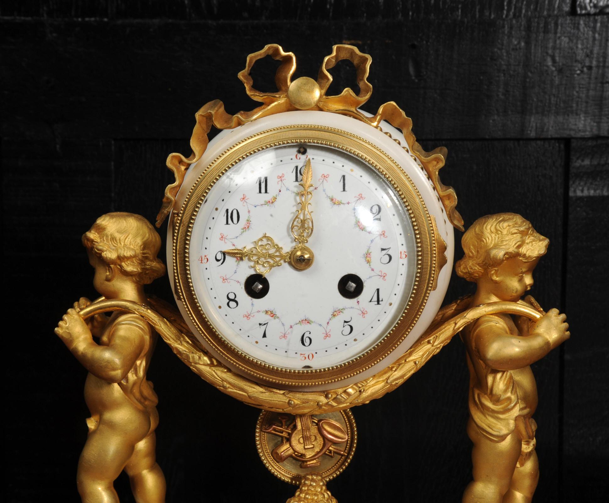 Antike französische Uhr aus Goldbronze und weißem Marmor – Cherubs  im Angebot 8