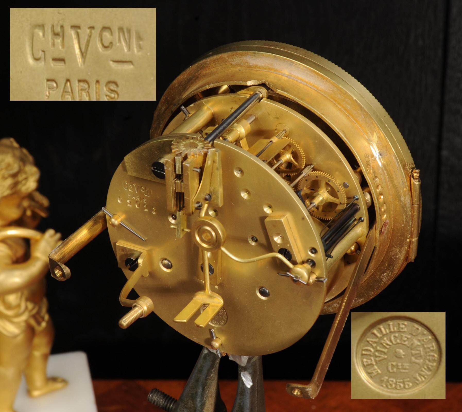 Horloge française ancienne en bronze doré et marbre blanc - chérubins  en vente 8