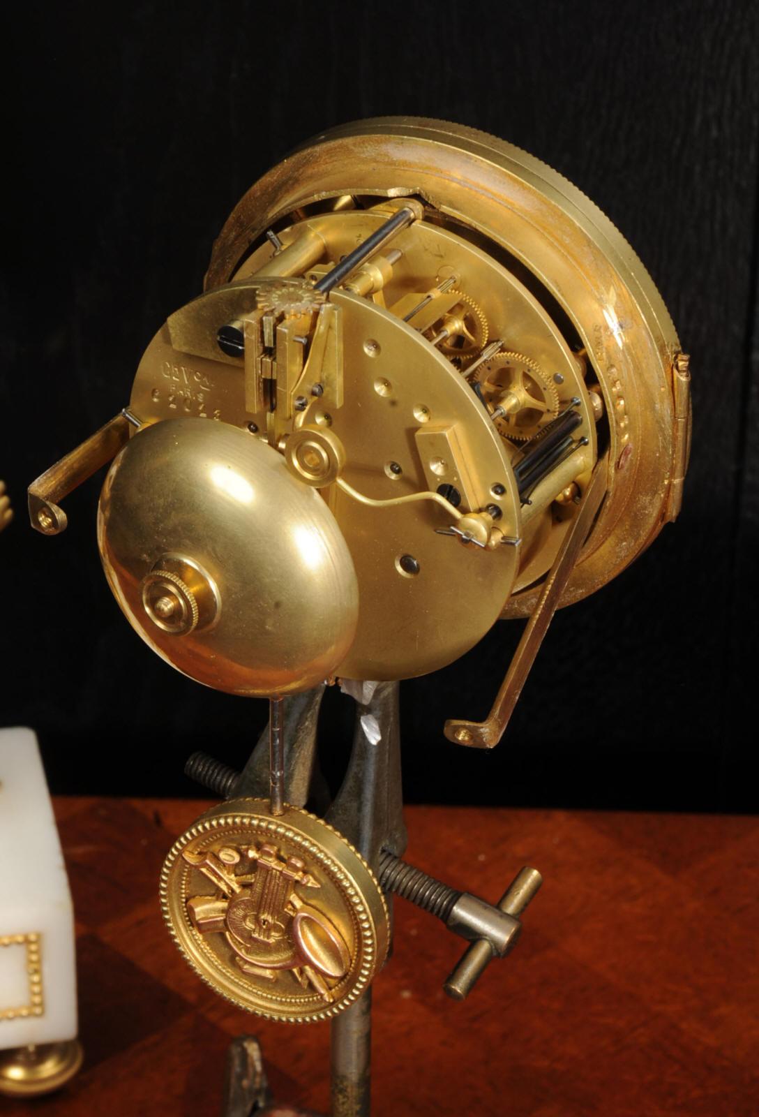 Horloge française ancienne en bronze doré et marbre blanc - chérubins  en vente 9