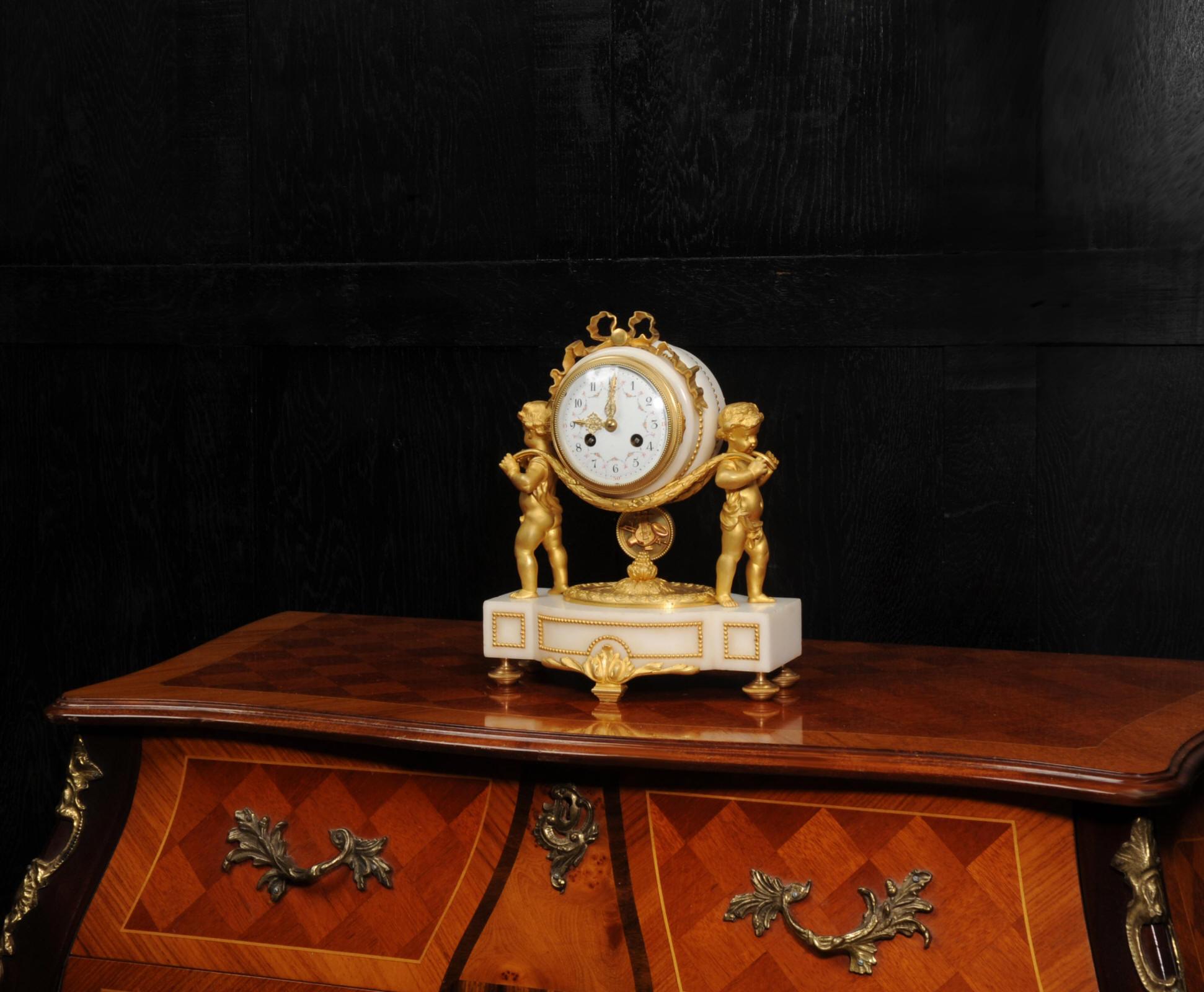 Louis XVI Horloge française ancienne en bronze doré et marbre blanc - chérubins  en vente