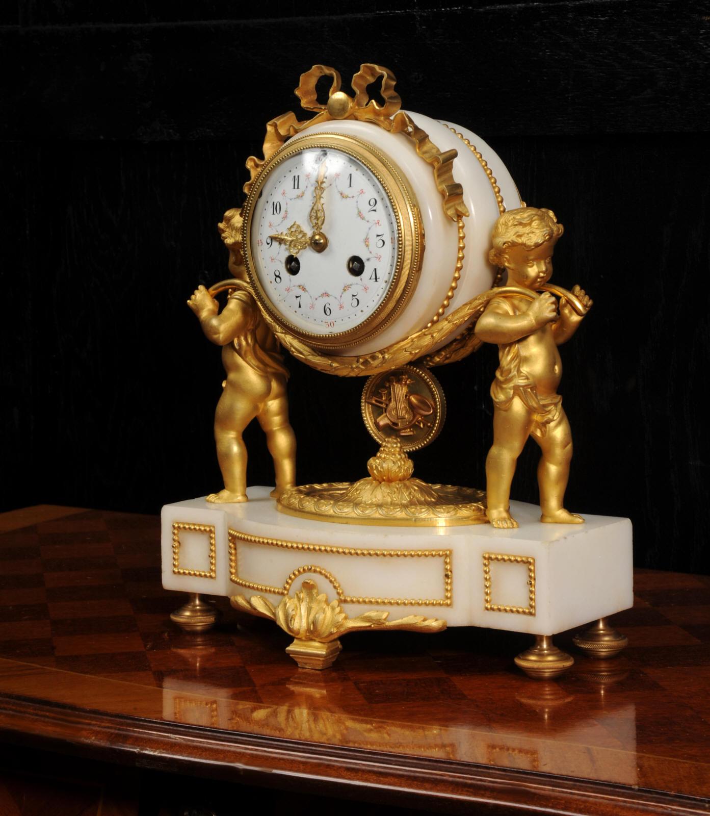 Français Horloge française ancienne en bronze doré et marbre blanc - chérubins  en vente