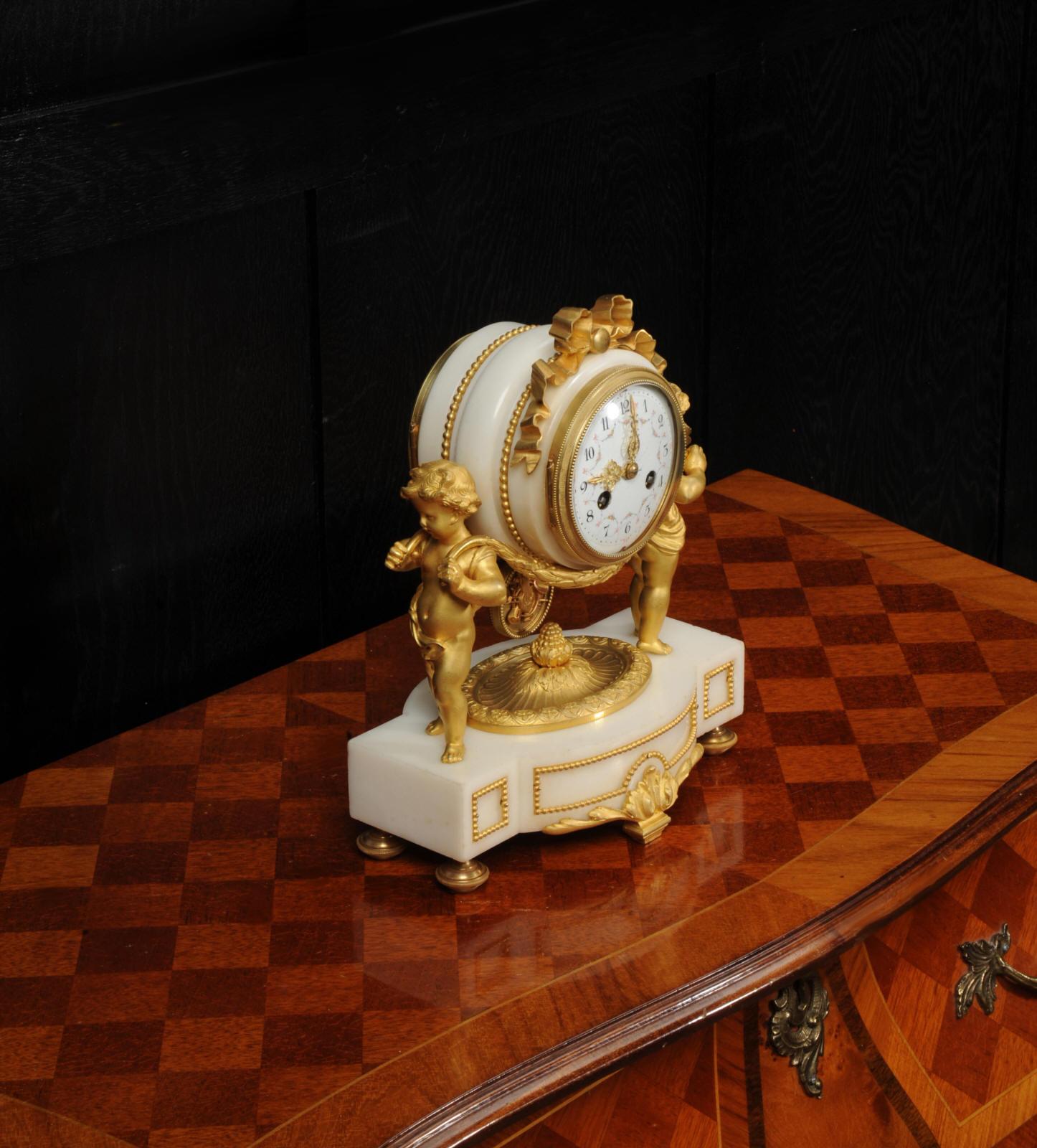 Horloge française ancienne en bronze doré et marbre blanc - chérubins  Bon état - En vente à Belper, Derbyshire
