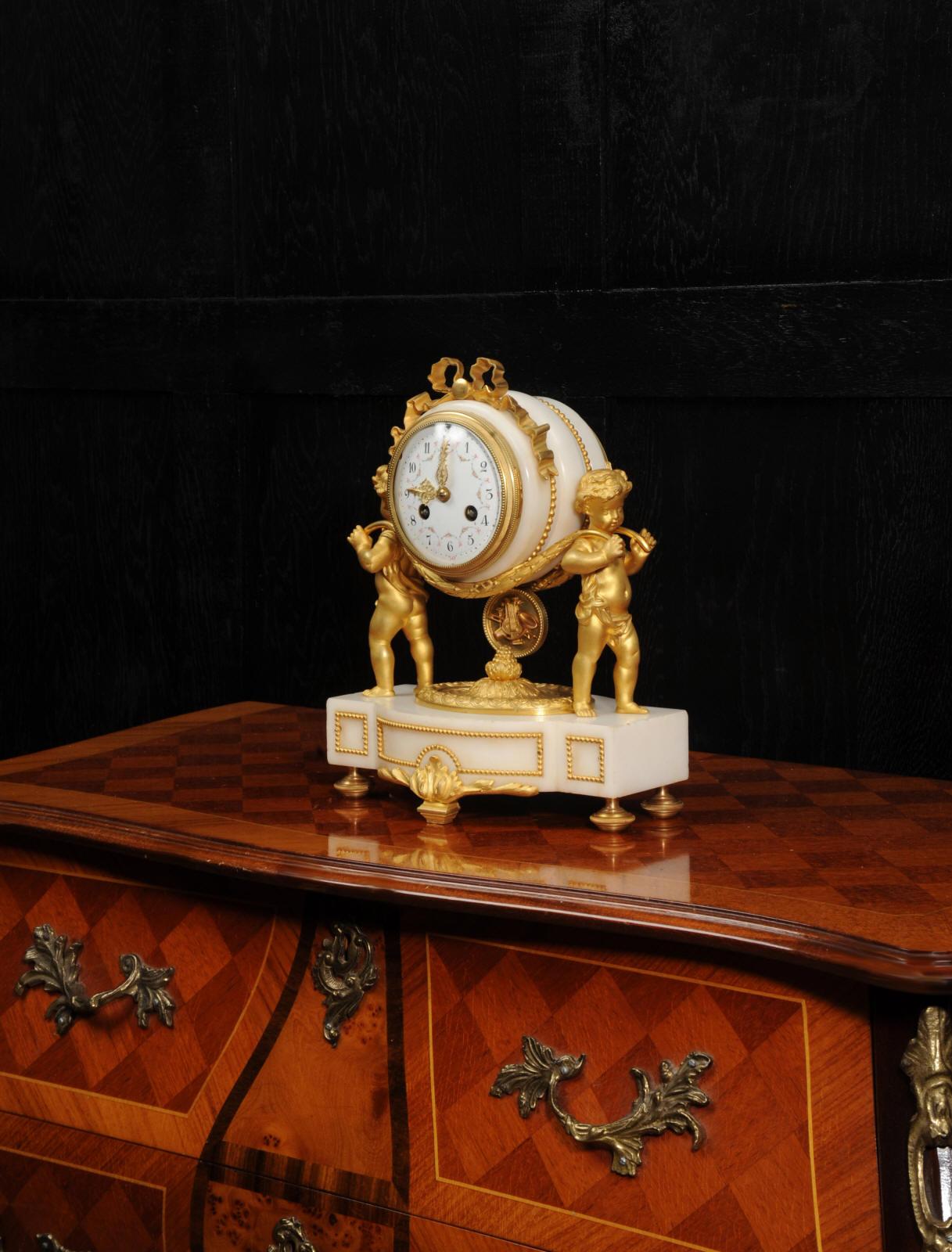 Bronze doré Horloge française ancienne en bronze doré et marbre blanc - chérubins  en vente