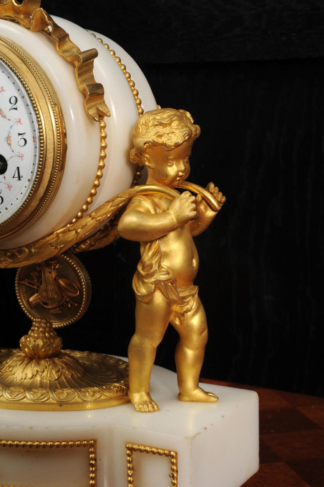Horloge française ancienne en bronze doré et marbre blanc - chérubins  en vente 1
