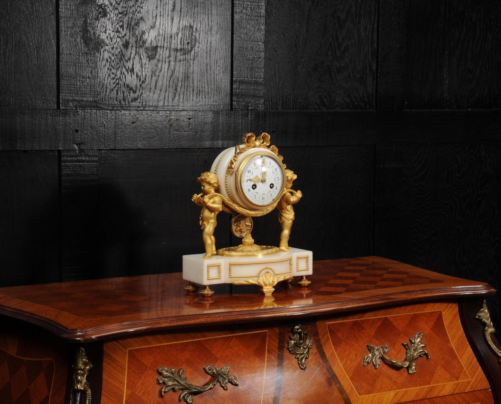 Horloge française ancienne en bronze doré et marbre blanc - chérubins  en vente 2
