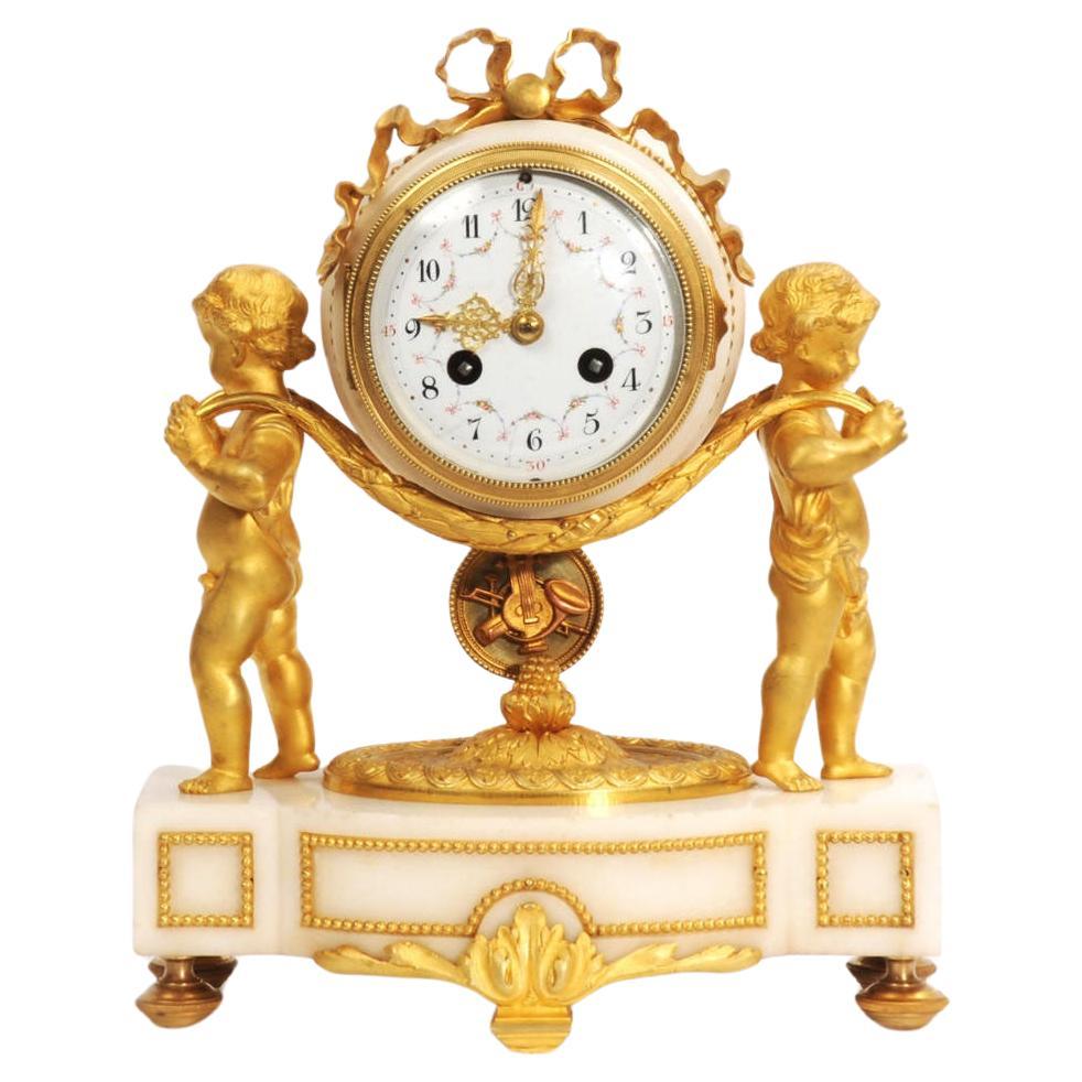 Horloge française ancienne en bronze doré et marbre blanc - chérubins  en vente
