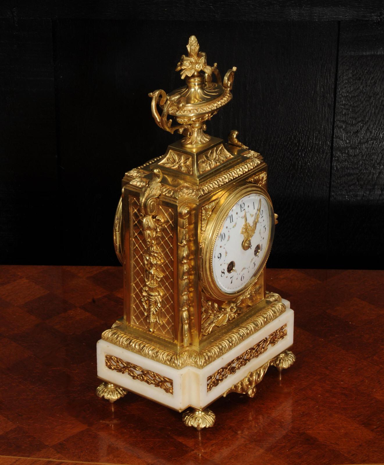 Antike französische Uhr aus Ormolu und weißem Marmor Ludwig XVI. im Angebot 3