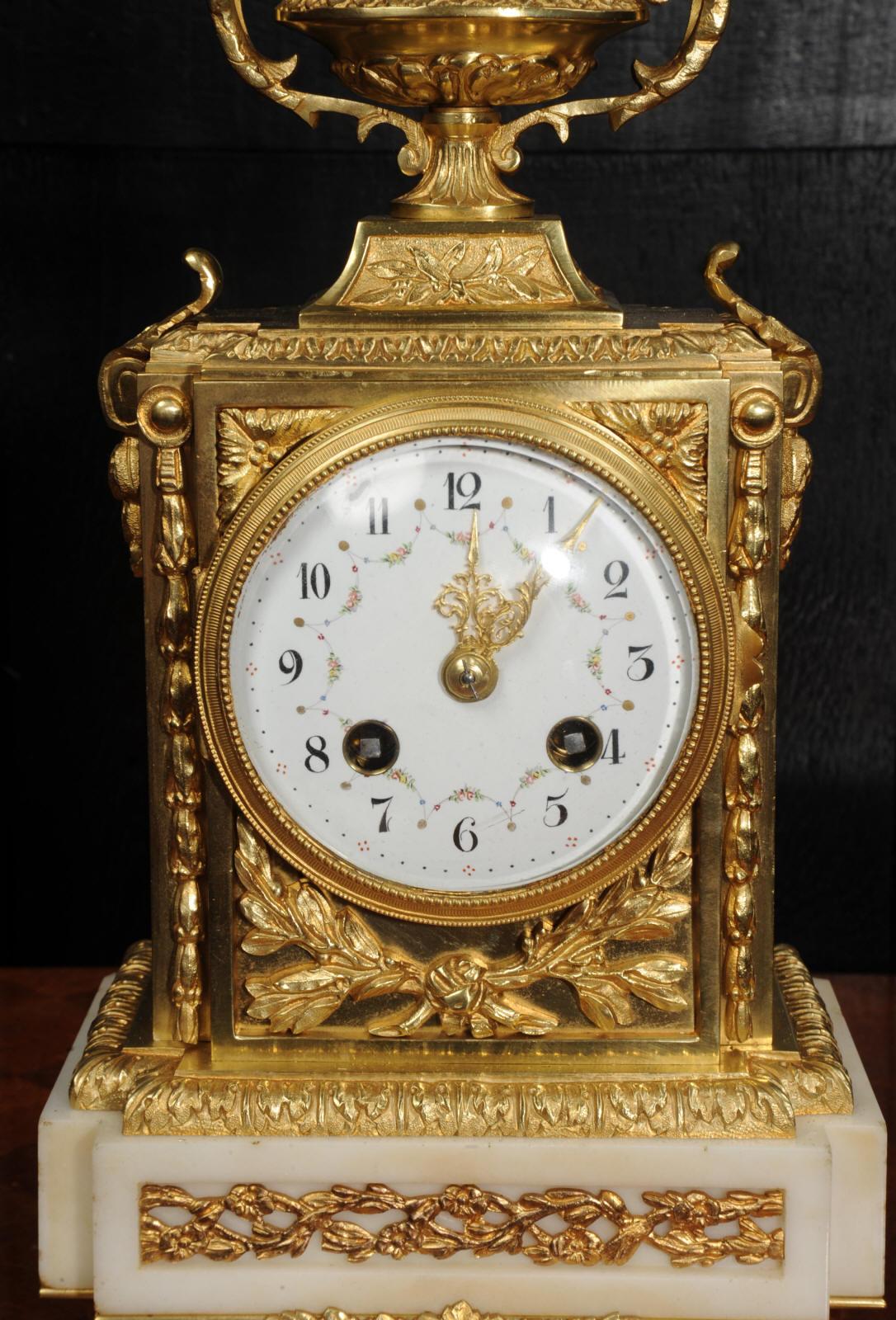 Antike französische Uhr aus Ormolu und weißem Marmor Ludwig XVI. im Angebot 4