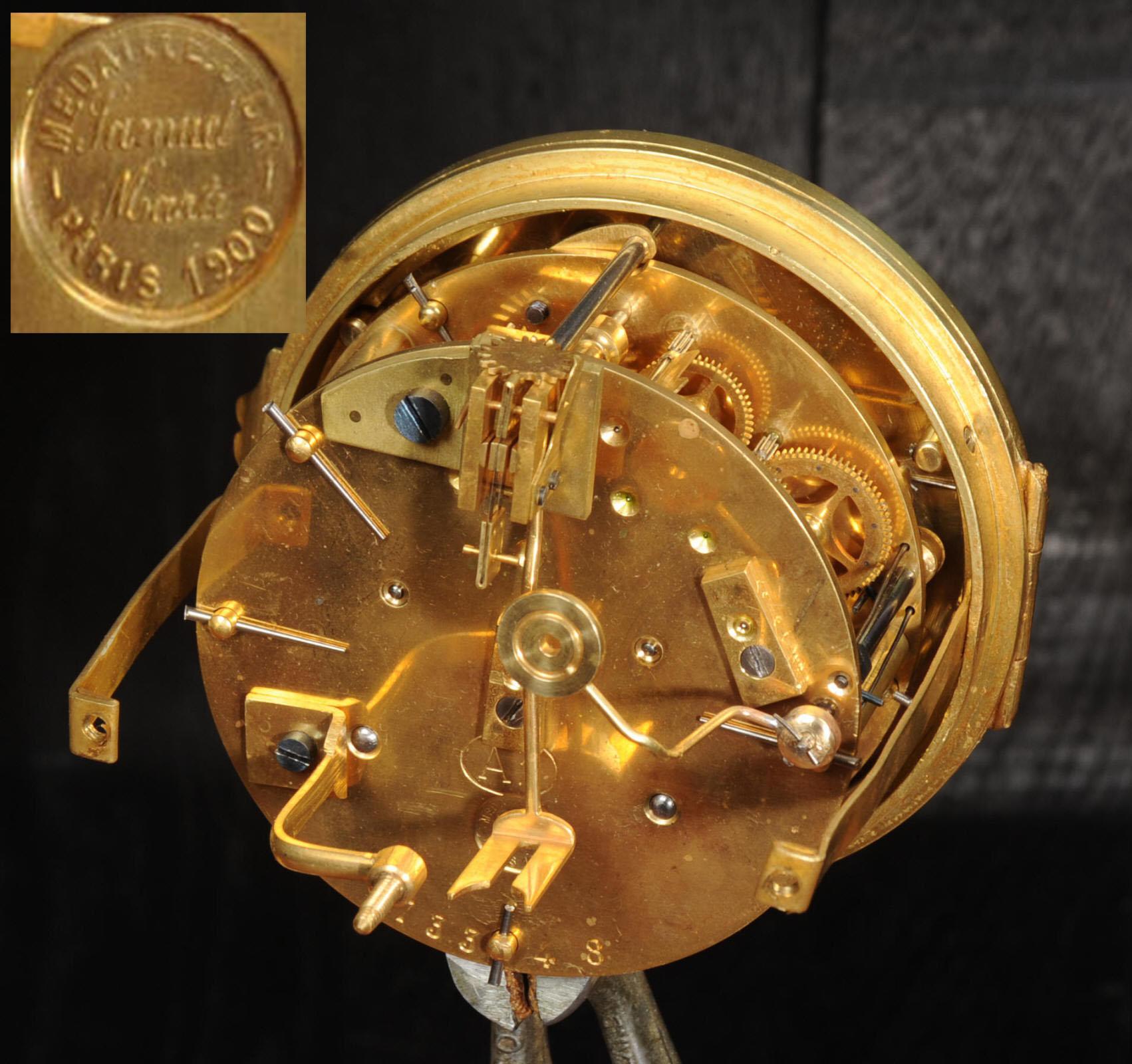 Antike französische Uhr aus Ormolu und weißem Marmor Ludwig XVI. im Angebot 10