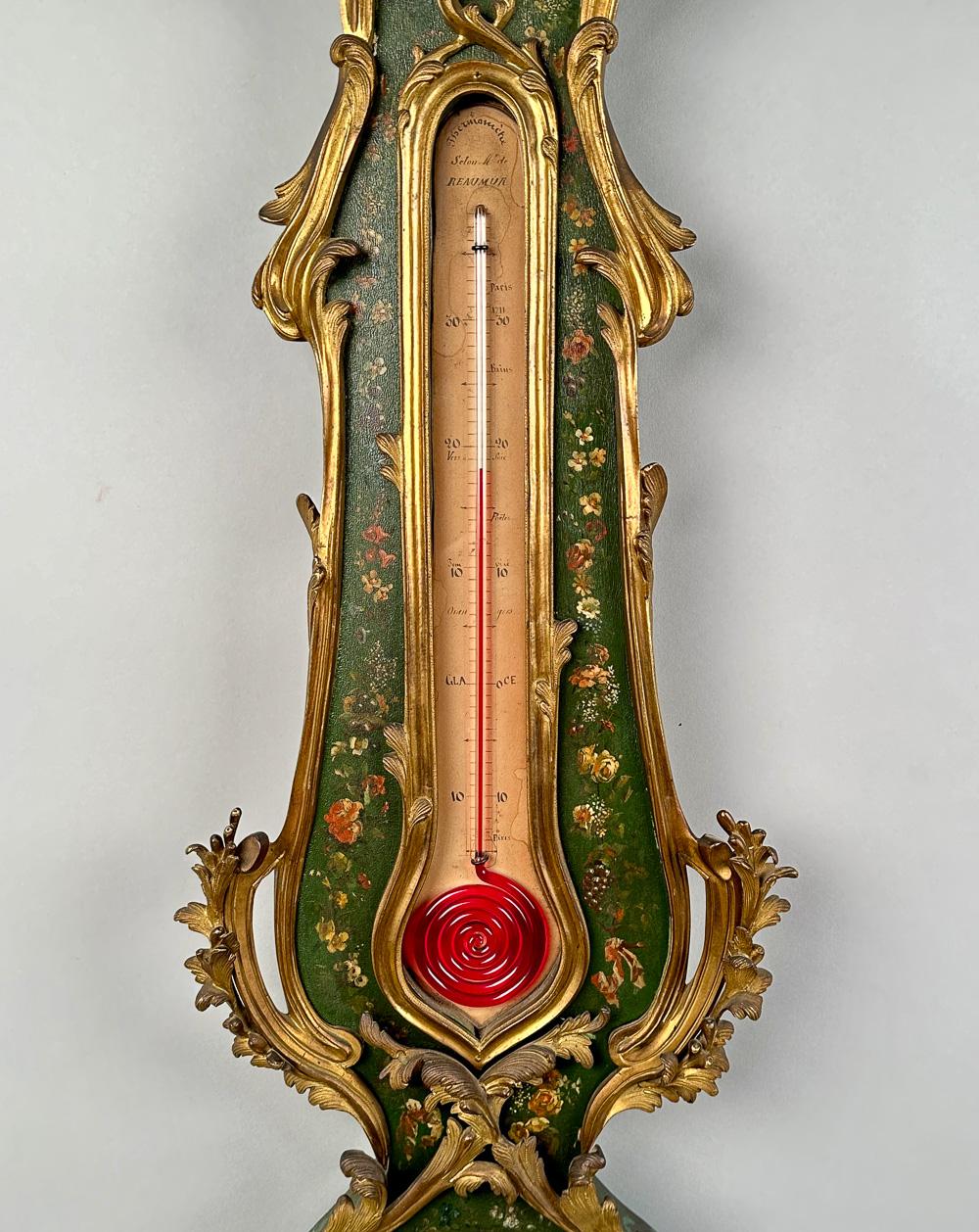 Magnifique baromètre à mercure français ancien. Style Louis XVI en bronze doré avec des feuilles en bronze coulé et une peinture polychrome. Comprend un grand thermomètre à queue d'écureuil et une main décorative. Les échelles sont imprimées en