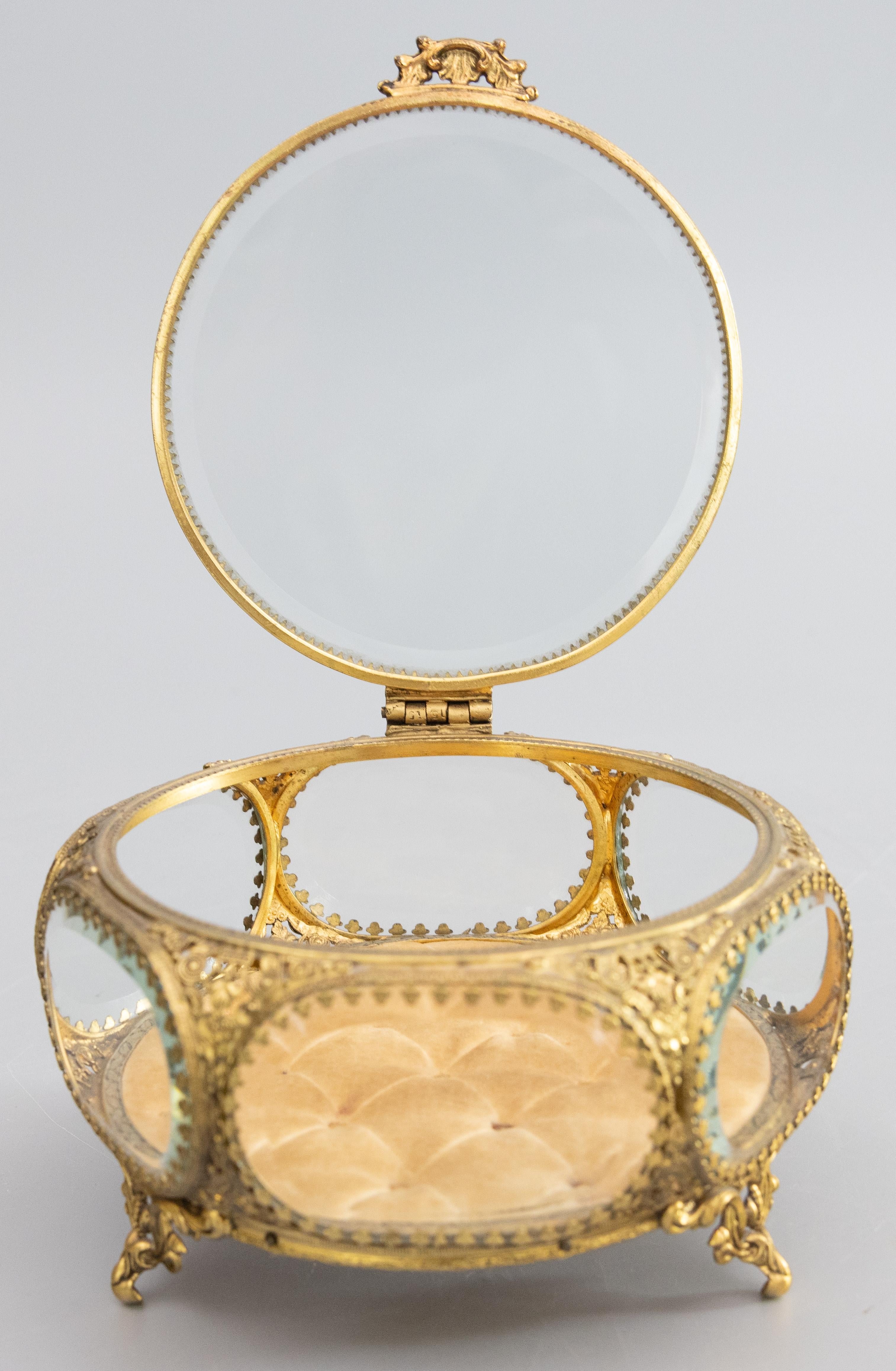 Eine prächtige antike frühe 20. Jahrhundert Französisch Messing ormolu abgeschrägten Glas fußte Schmuckkästchen oder Kommode mit Klappdeckel und schönen verzierten Griff. Dieses hochwertige Kästchen hat das originale, getuftete Samtfutter und ein