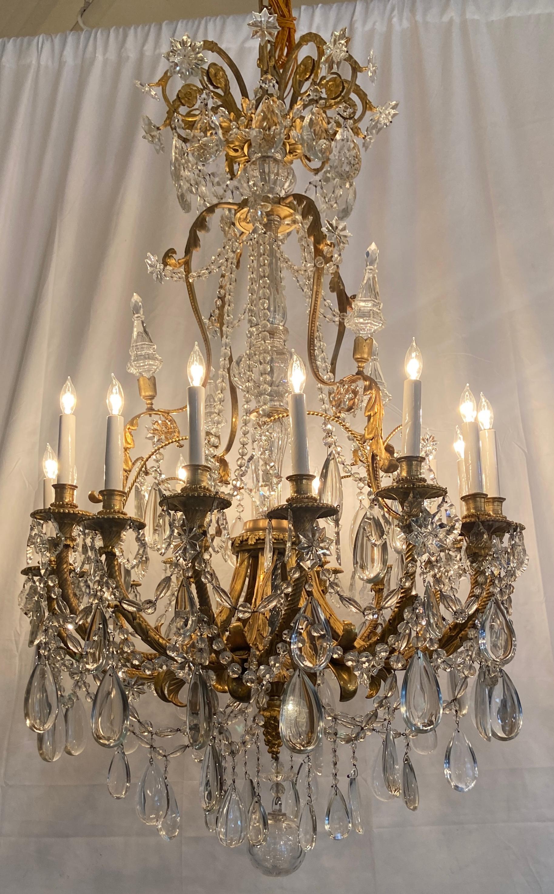 XIX secolo Antico lampadario francese in bronzo Ormolu e cristallo Baccarat, circa 1860 in vendita