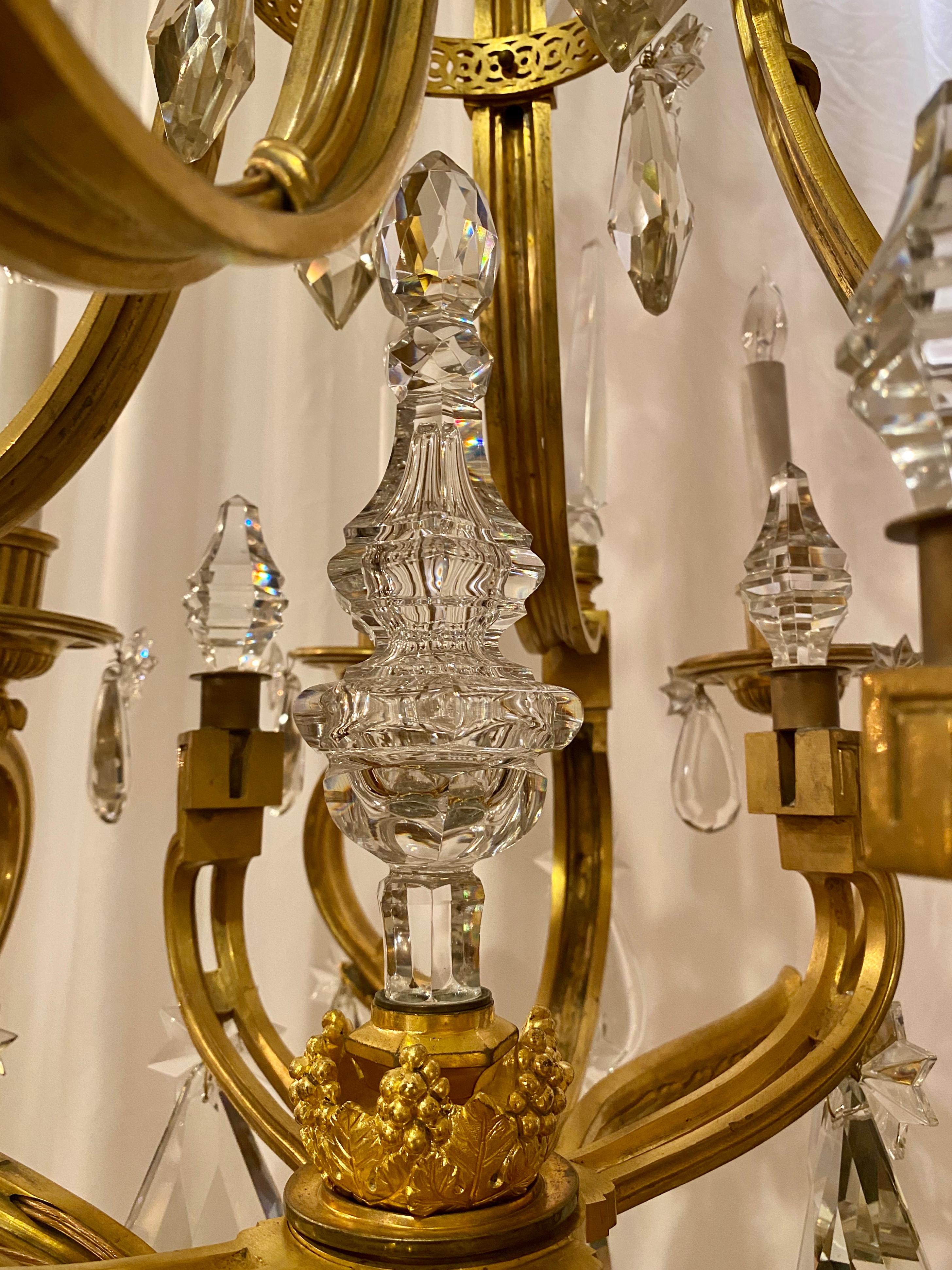 Antico lampadario francese in bronzo ormolato e cristalli tagliati, 1860-1870 circa. In condizioni buone in vendita a New Orleans, LA