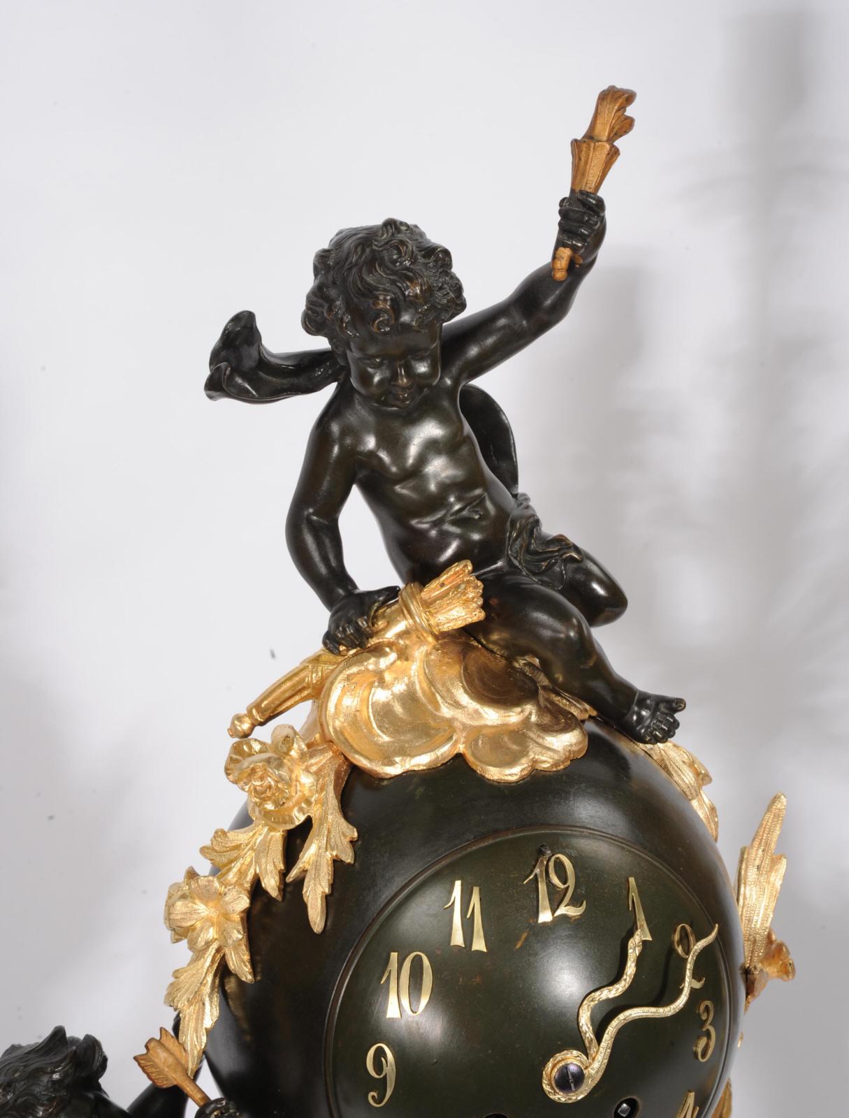 Ensemble d'horloges françaises anciennes Louis XV en bronze, bronze et marbre rouge en vente 6