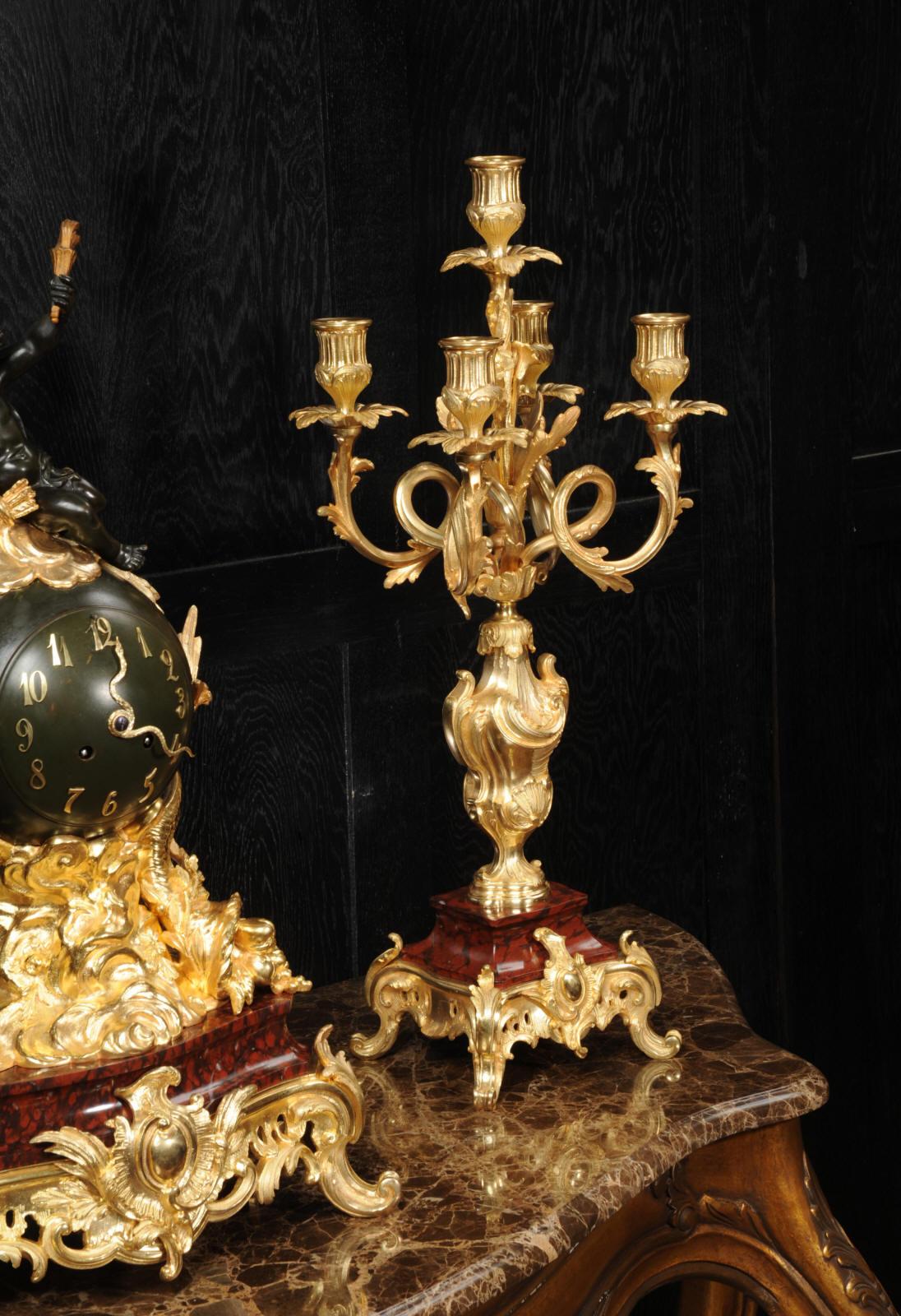 Ensemble d'horloges françaises anciennes Louis XV en bronze, bronze et marbre rouge en vente 9