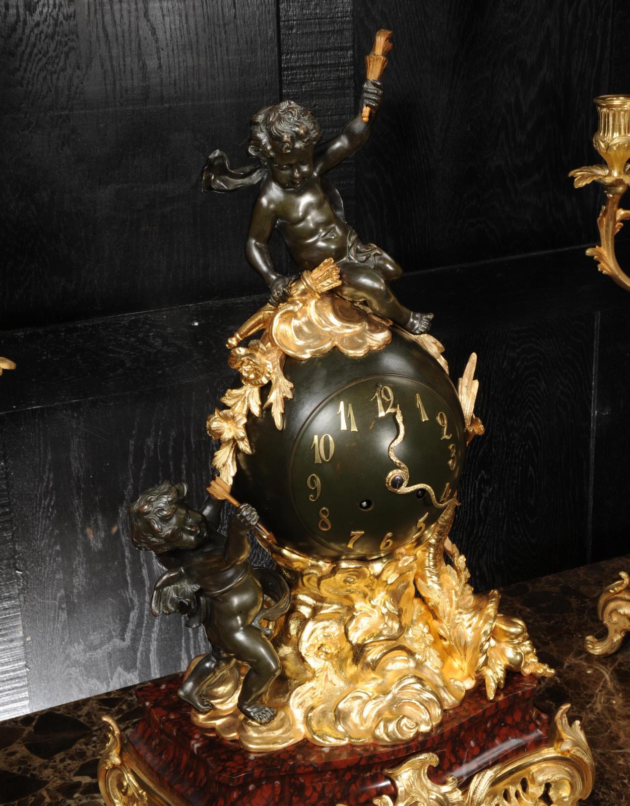 Ensemble d'horloges françaises anciennes Louis XV en bronze, bronze et marbre rouge en vente 2