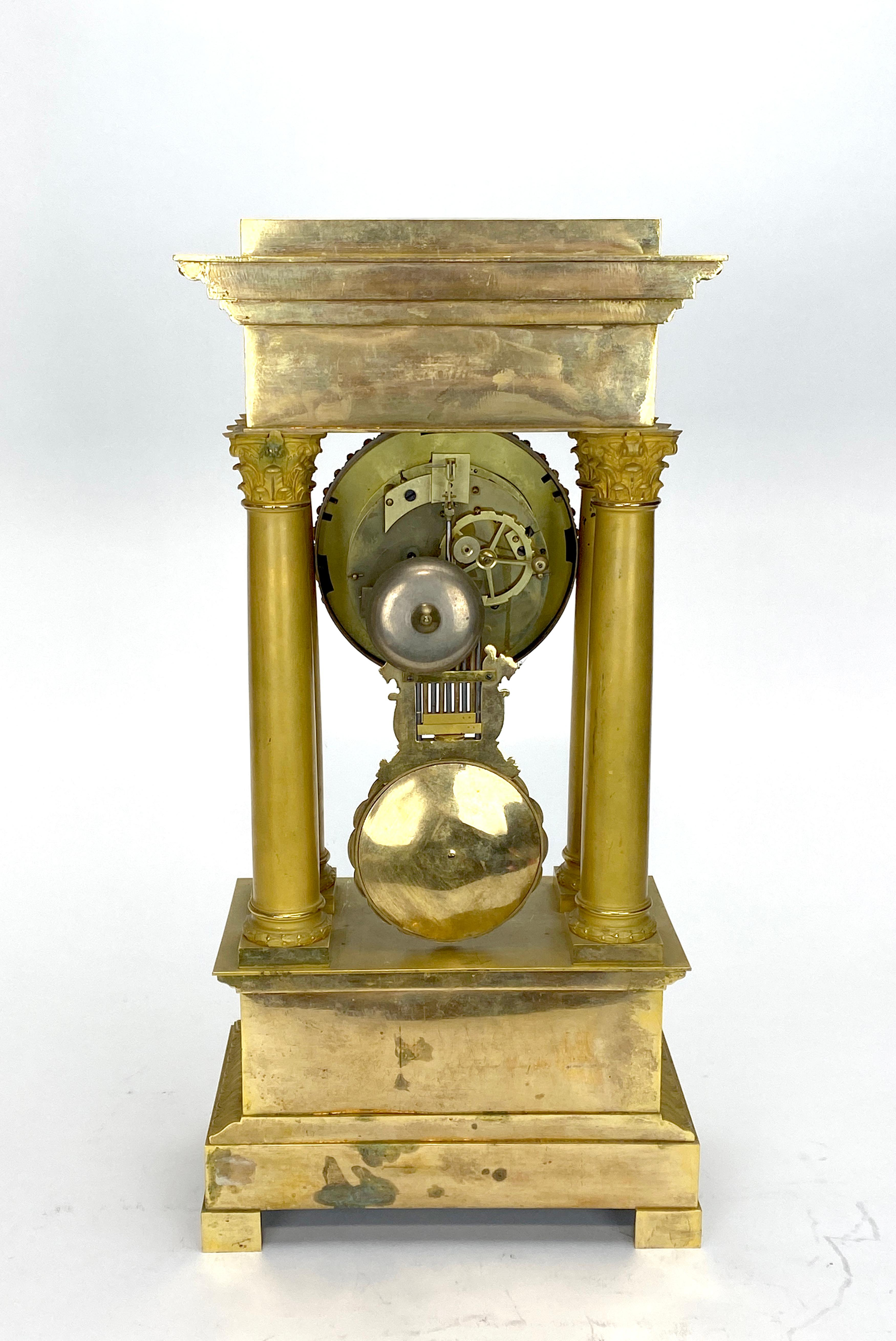 Pendule de cheminée française ancienne en bronze doré avec double cygne et boîtier en portico en vente 4