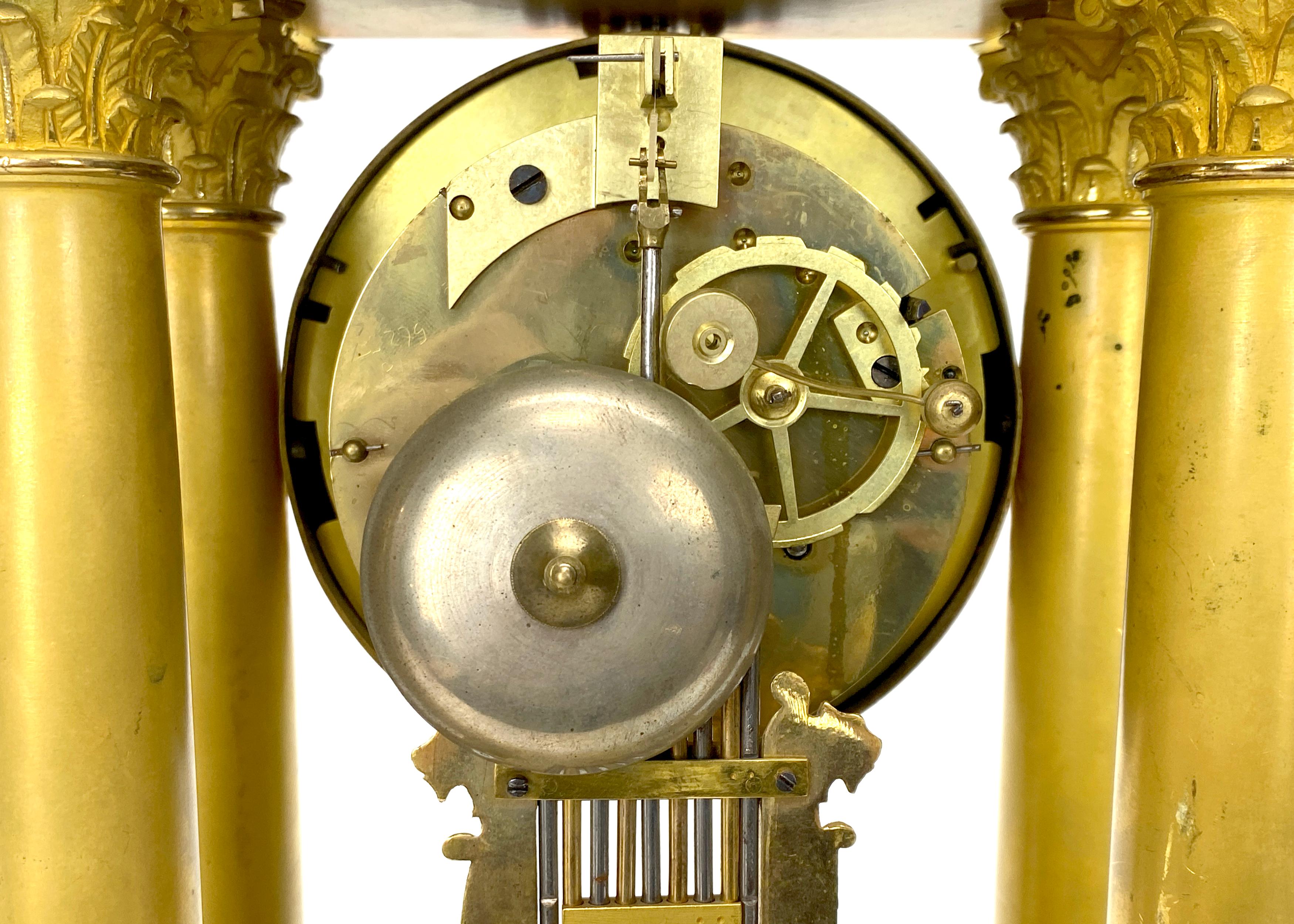 Pendule de cheminée française ancienne en bronze doré avec double cygne et boîtier en portico en vente 5