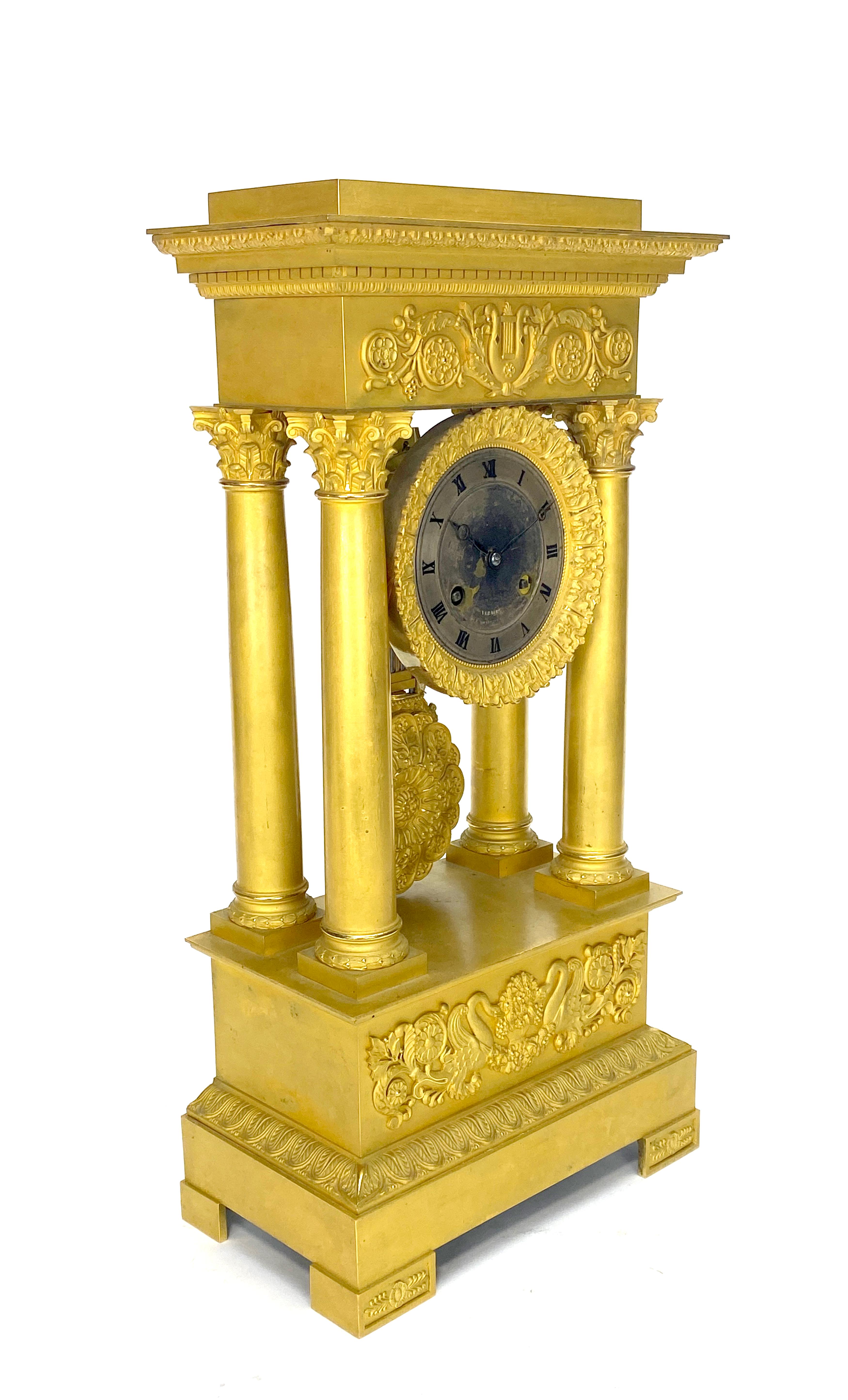 Français Pendule de cheminée française ancienne en bronze doré avec double cygne et boîtier en portico en vente