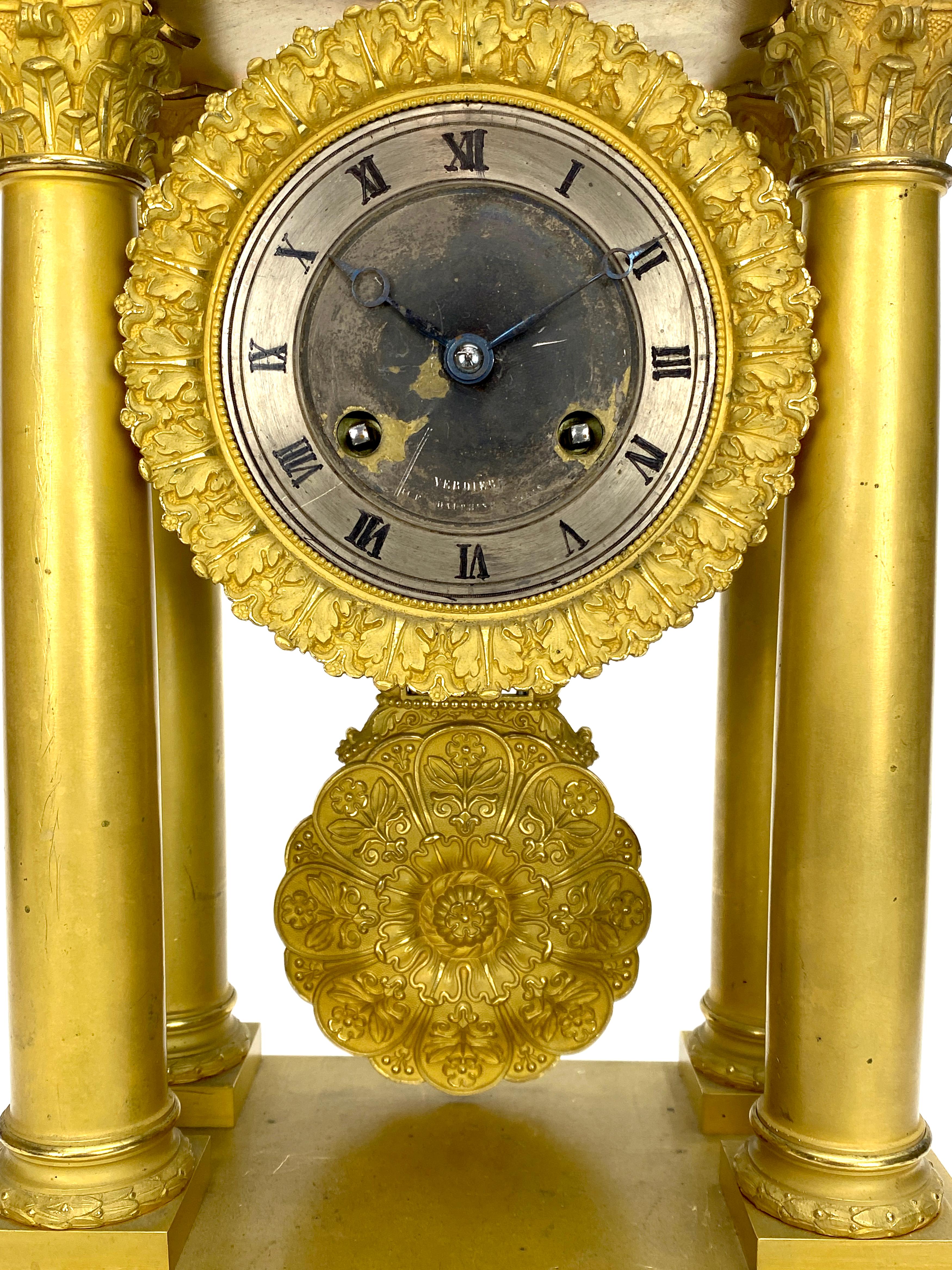 XIXe siècle Pendule de cheminée française ancienne en bronze doré avec double cygne et boîtier en portico en vente