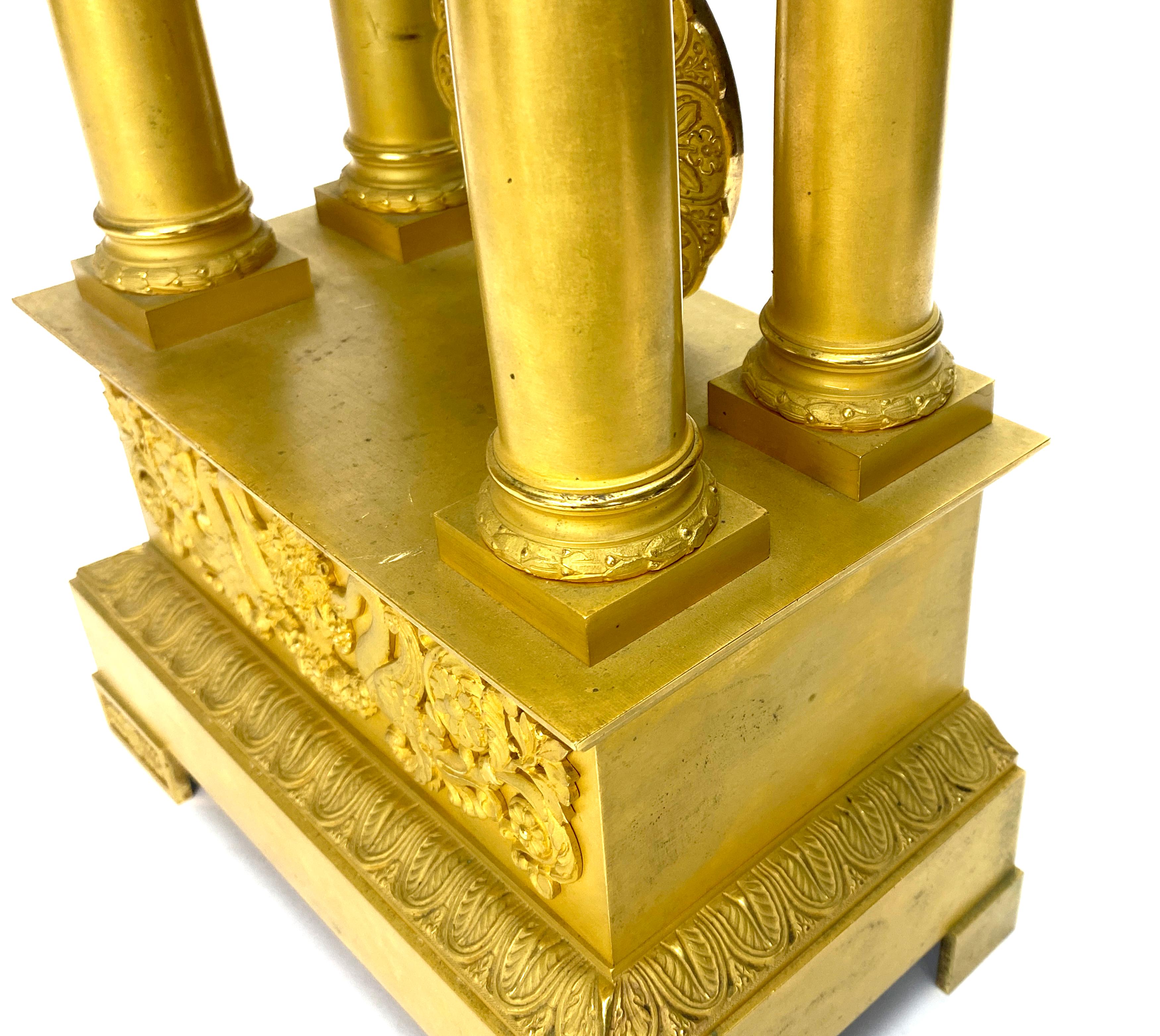 Bronze Pendule de cheminée française ancienne en bronze doré avec double cygne et boîtier en portico en vente