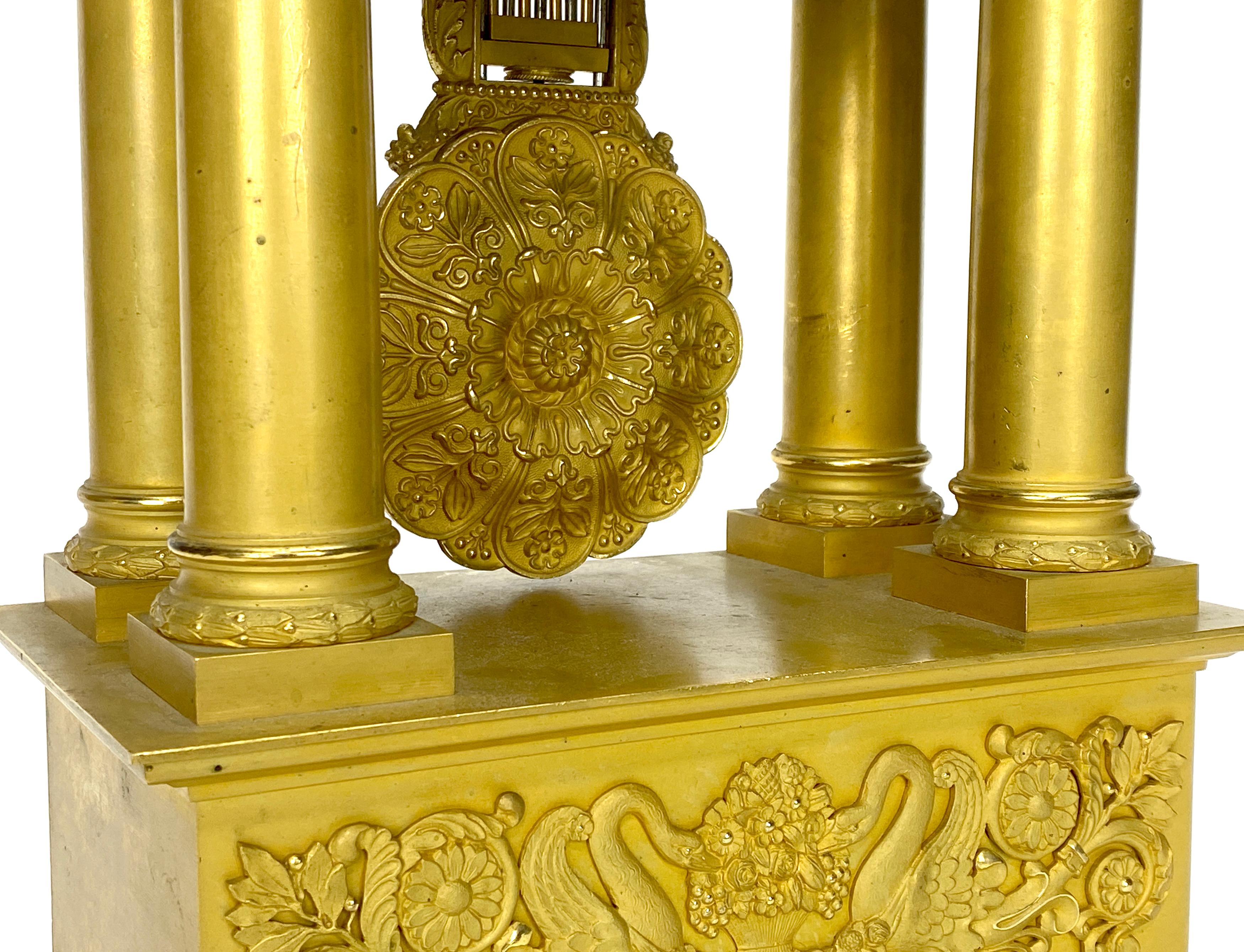 Pendule de cheminée française ancienne en bronze doré avec double cygne et boîtier en portico en vente 1