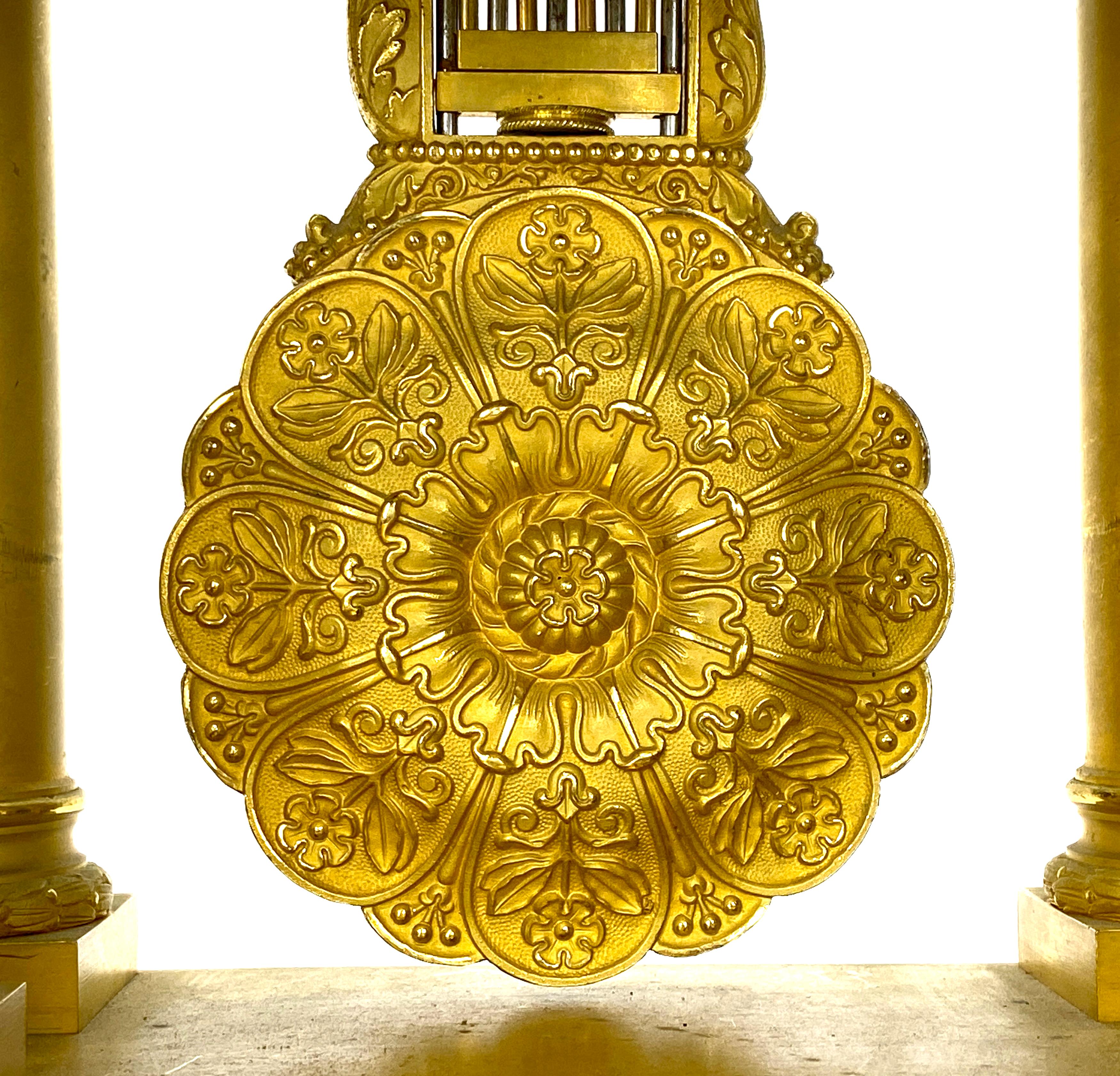 Pendule de cheminée française ancienne en bronze doré avec double cygne et boîtier en portico en vente 2