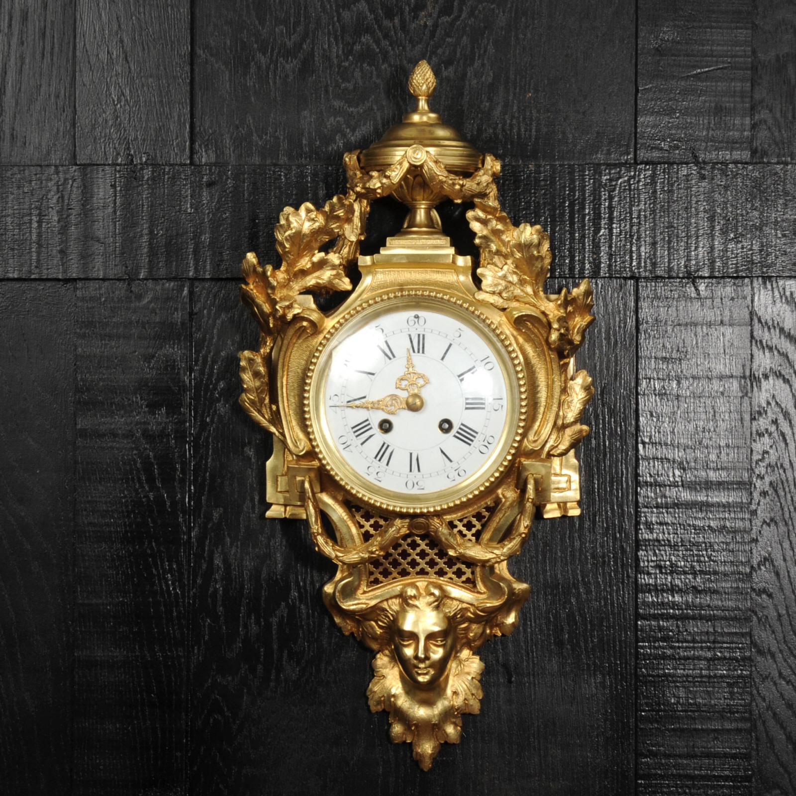 Un magnífico reloj de pared de cartel francés antiguo de Charles Vincent. De excepcional calidad y elegantes proporciones, este fino reloj de cartel de bronce dorado de estilo Luis XVI está ricamente ornamentado con motivos foliados y clásicos de