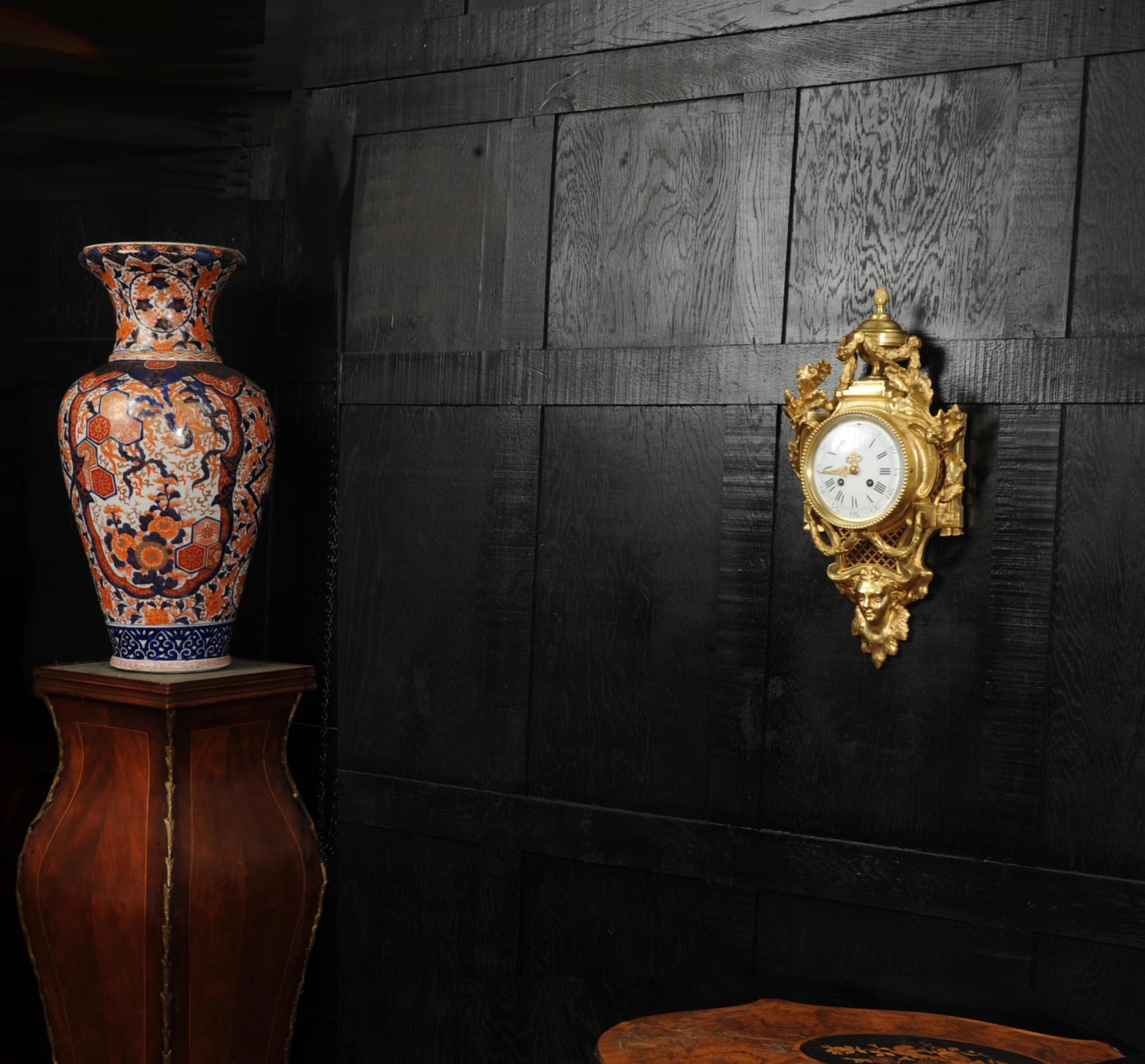 Antiguo Reloj Cartel Francés de Ormolu de Charles Vincent Ormolú en venta