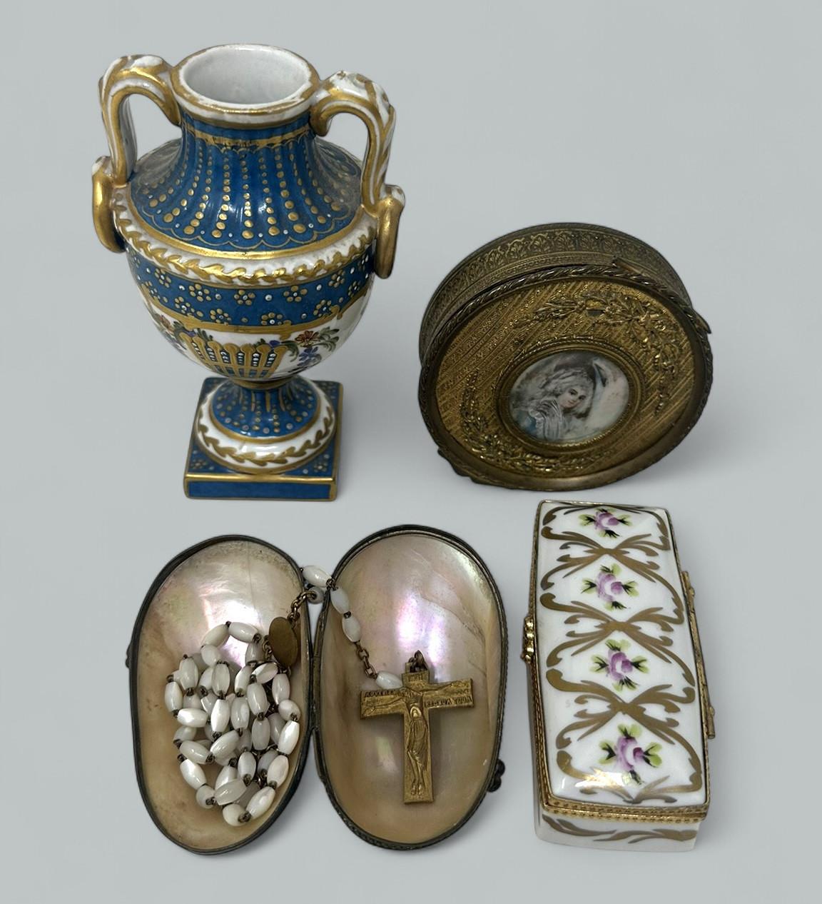 Antique French Ormolu Schatulle Schmuckkasten Sèvres Urne Vase Religiöse Rosenkranz Perlen (Viktorianisch) im Angebot