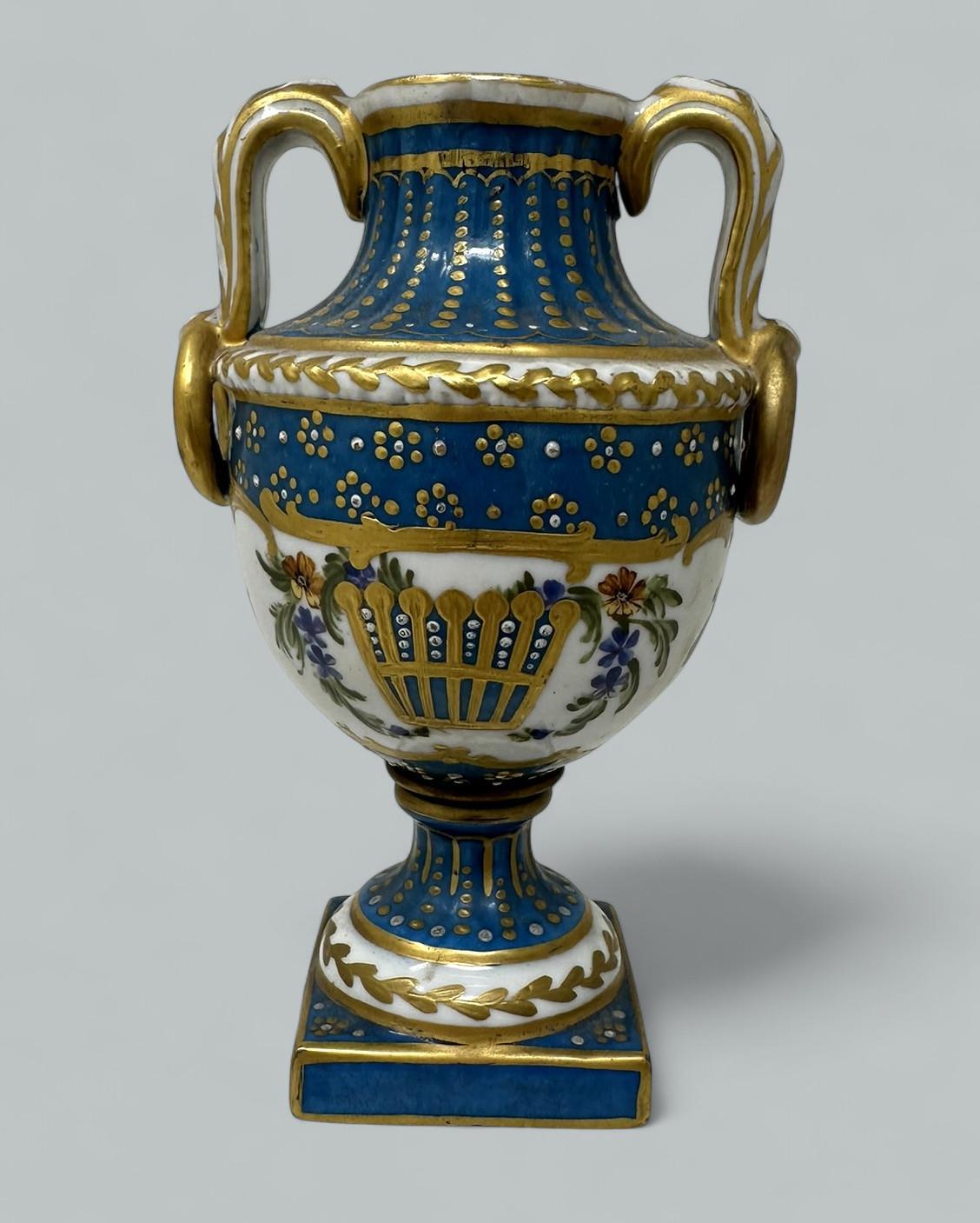 Antique French Ormolu Schatulle Schmuckkasten Sèvres Urne Vase Religiöse Rosenkranz Perlen (Französisch) im Angebot