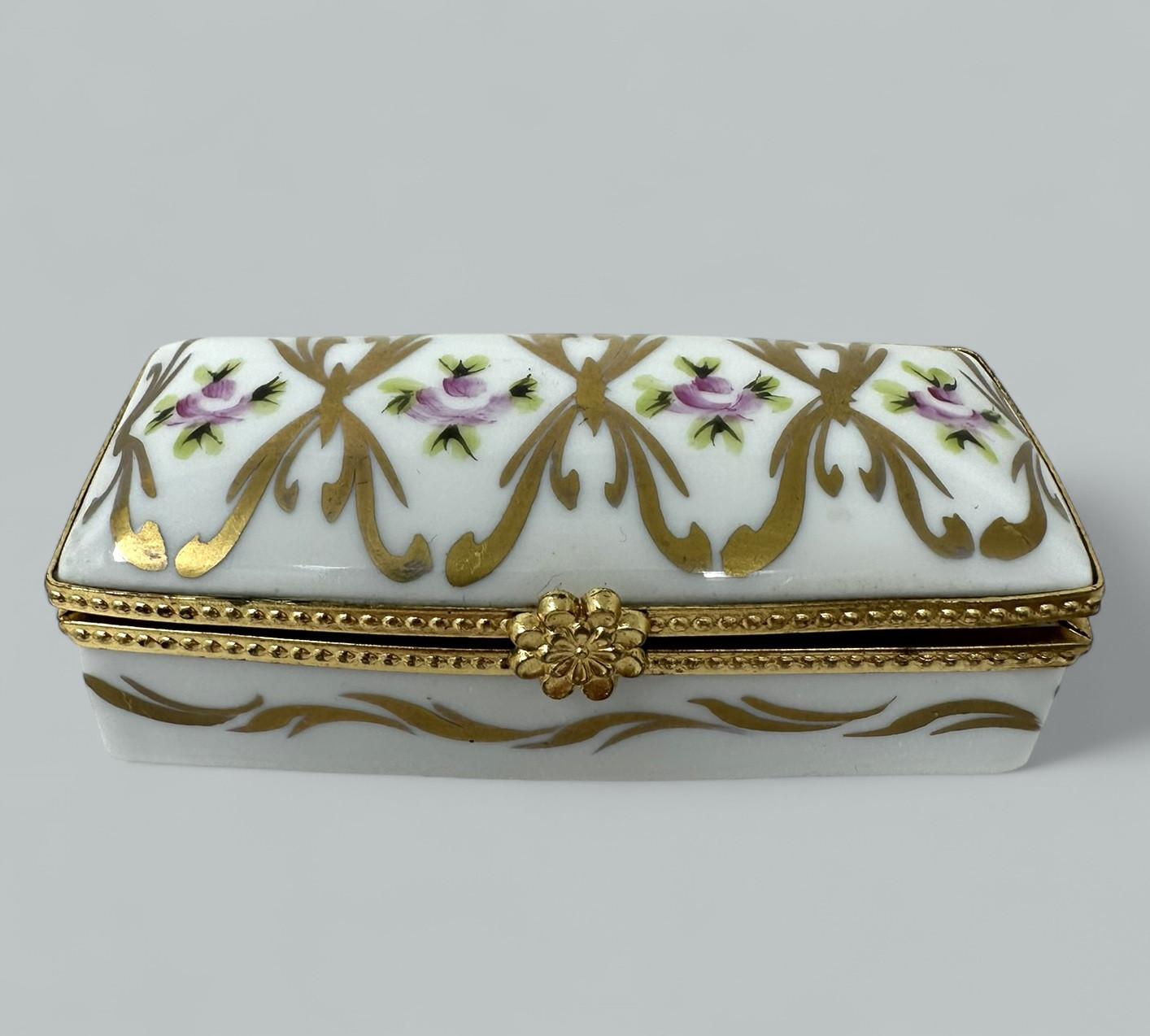 Antique French Ormolu Schatulle Schmuckkasten Sèvres Urne Vase Religiöse Rosenkranz Perlen (19. Jahrhundert) im Angebot