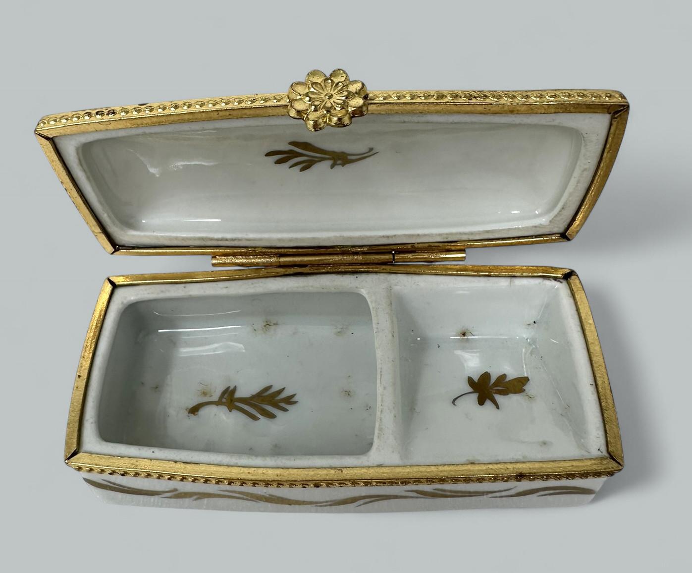 Antique French Ormolu Schatulle Schmuckkasten Sèvres Urne Vase Religiöse Rosenkranz Perlen (Messing) im Angebot